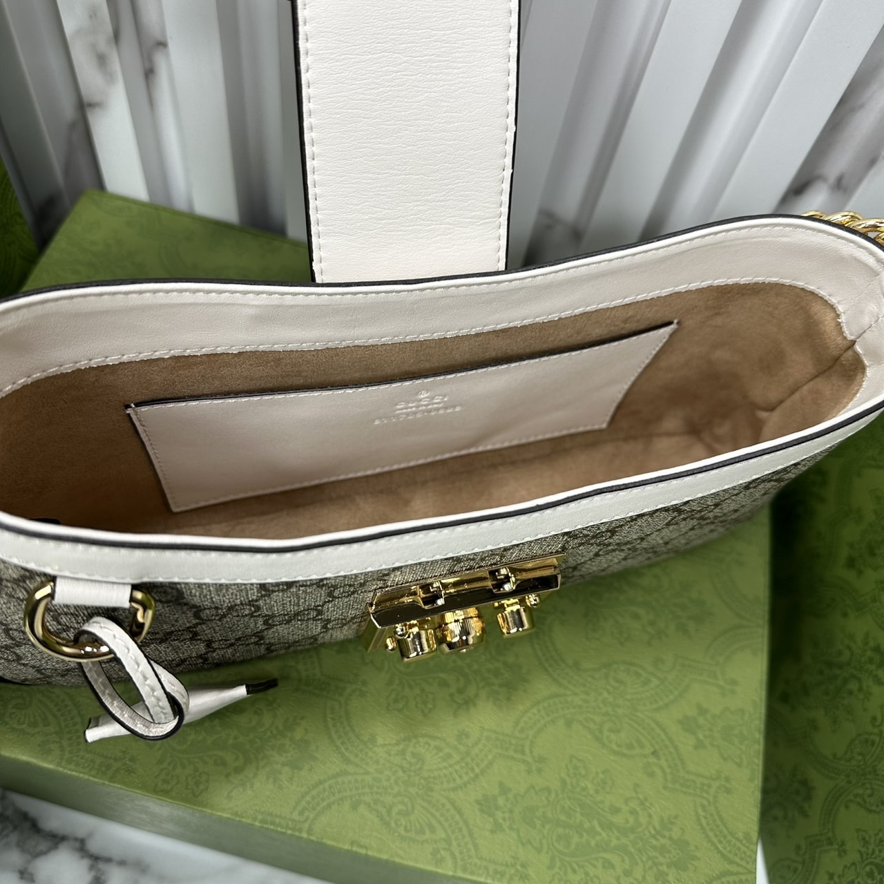 ORI หนังแท้ | GUCCI Padlock Small Shoulder Bag กระเป๋าสะพายทรงสวยวินเทจดีไซน์ไม่ซ้ำใคร หรูล้ำผู้ดี หนังแคนวาสพิมพ์ลายคมชัด ปากกระเป๋ามีแถบหนังคาดและอะไหล่กดล็อค