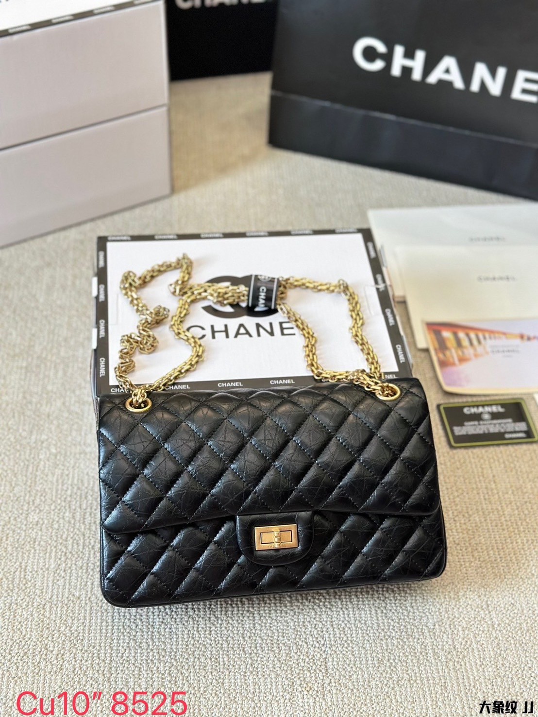 CHANEL 2.55 Handbag Aged Leather & Gold-Tone กระเป๋าสะพายหนังย่น แฝงความหรูในตัวตามเอกลักษณ์แบรนด์ สีดำ อะไหล่เงิน / ทอง