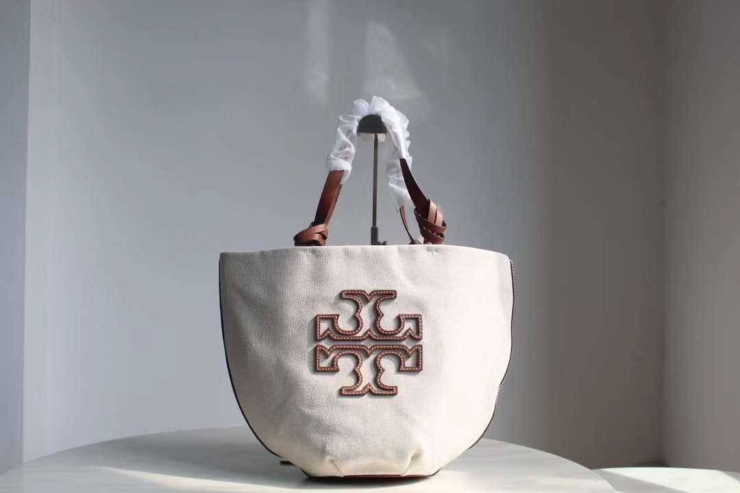 Tory Burch Small Canvas Round Tote กระเป๋าถือหรือสะพายไหล่ วัสดุผ้าcanvas รูปทรงโค้งมน ด้านในโล่ง มี1ช่องซิปและ1ช่องเล็ก น้ำหนักเบา จุของได้เยอะ มาใหม่ล่าสุดไม่ควรพลาดเลยค่า
