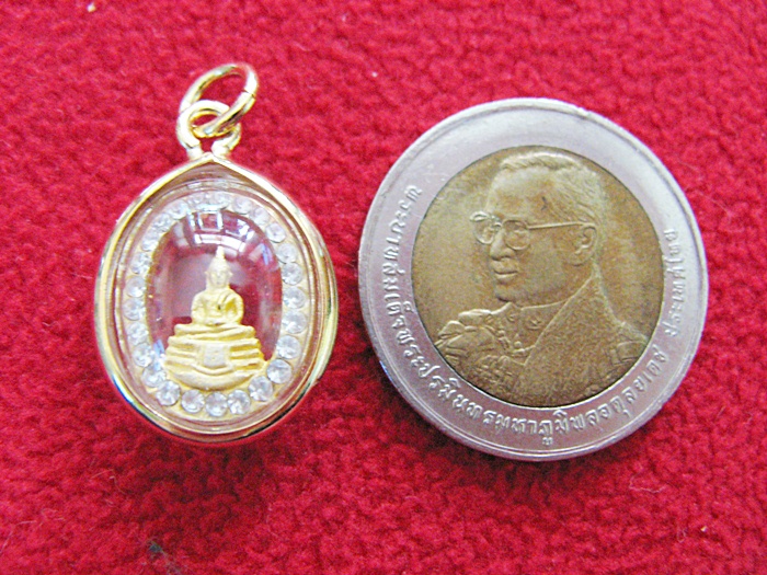 สินค้าหมดค่ะ จี้หลวงพ่อโสธรเนื้อทองพ่นทรายทรงวงรีพิมพ์เล็กล้อมเพชรเลี่ยมทองไมครอนพร้อมใบคาถาค่ะ