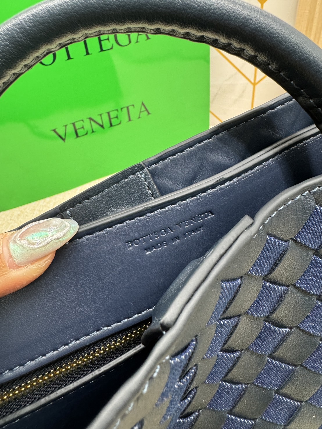 BOTTEGA Medium Andiamo Denim Shoulder Bag 30cm / BOTTEGA Tote Bag กระเป๋าสะพายดีไซส์สาน วัสดุเดนิมคอตตอนรุ่นใหม่ สวยงามเป็นเอกลักษณ์ เกรดออริ 1:1 ใช้งานต่างประเทศได้