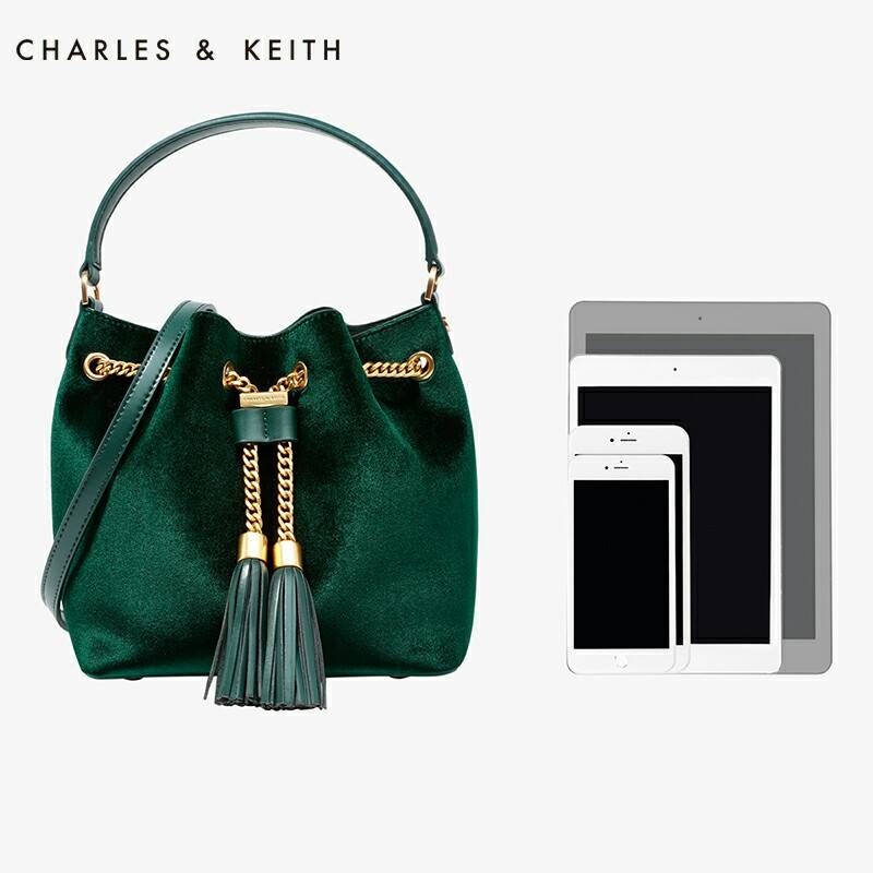 CHARLES & KEITH TEXTURE CHAIN DETAIL HANDBAG กระเป๋าทรงขนมจีบอวัสดุหนังกำมะหยี่ ขนาดกำลังดี อะไหล่สีทอง ประดับด้วยพู่ด้านหน้า ภายในโล่งกว้าง ใส่กระเป๋าสตางค์ยาวได้ มีหูหิ้ว สายสะพายยาวปรับ/ ถอดได้ ฐานกระเป๋าแข็งมีหมุดรองฐาน 4 มุม สวยทุกสีค่ะ