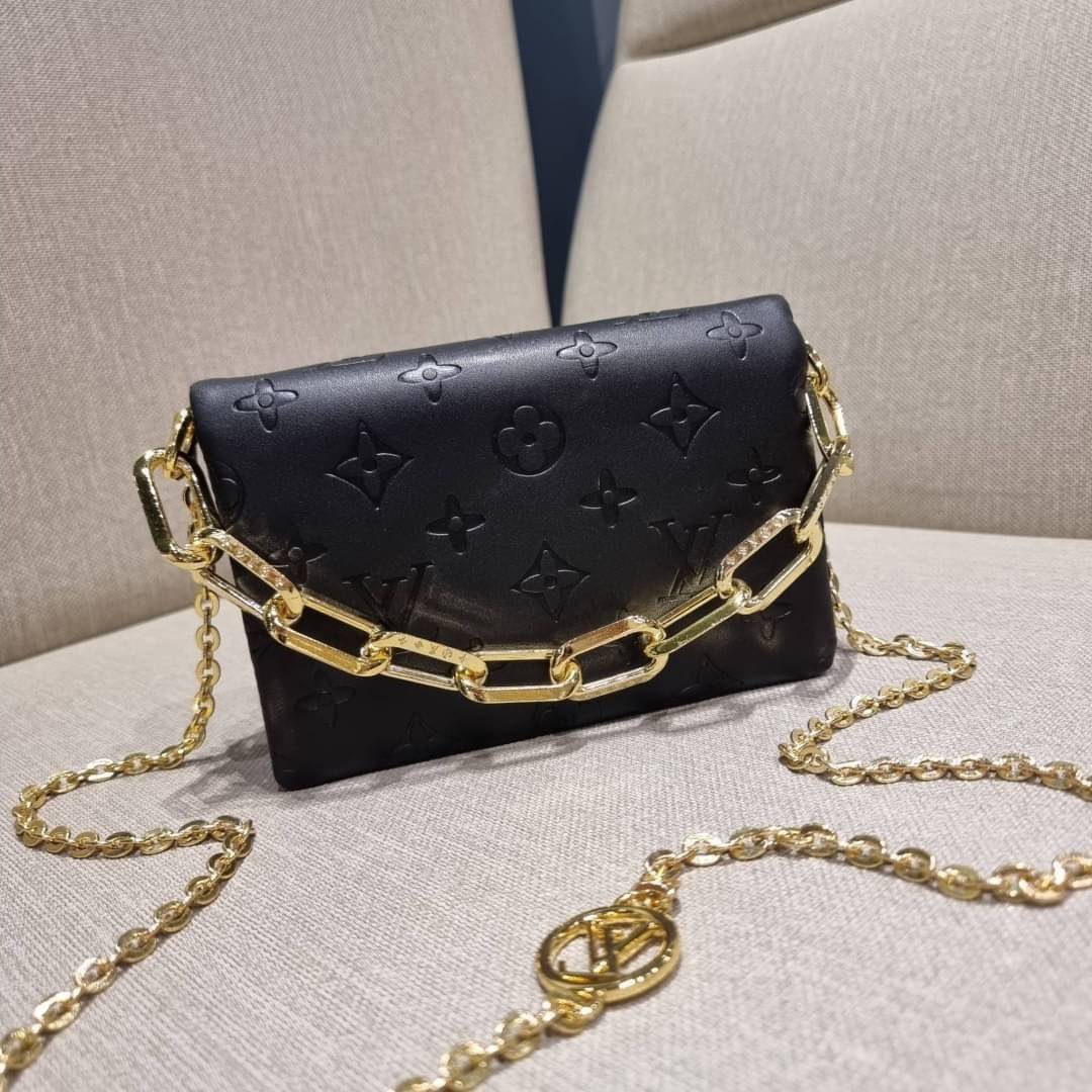 VIP 🥂 LV POCHETTE COUSSIN กระเป๋าสะพายกึ่งคลัชท์ ไซส์มินิ น่ารักมากๆ สุดหรูด้วยวัสดุหนังแกะปั๊มลายสวยคม ฟูนุ่ม สัมผัสดี มาพร้อมสายโซ่ใหญ่ในตัว ดูแพง!! และสายโซ่เล็กสะพายข้างได้กำลังสวย เปิด-ปิดด้วยกระดุมแม่เหล็ก ภานในเป็นช่องโล่ง แบ่งสัดส่วน ใส่ขอ