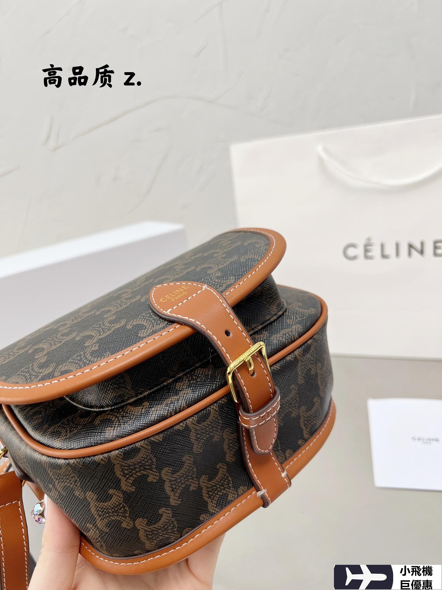 CELINE Folco bag in Triomphe canvas and Leather กระเป๋าสะพายข้าง รุ่นตามหาเข้าเพิ่มเติมสต๊อกพร้อมส่งแล้วค่าสาวๆ รุ่นยอดฮิต ขายดีไม่มีตก ทรงสวยโดดเด่นเป็นเอกลักษณ์ ดีไซน์โค้งมนสวยงาม