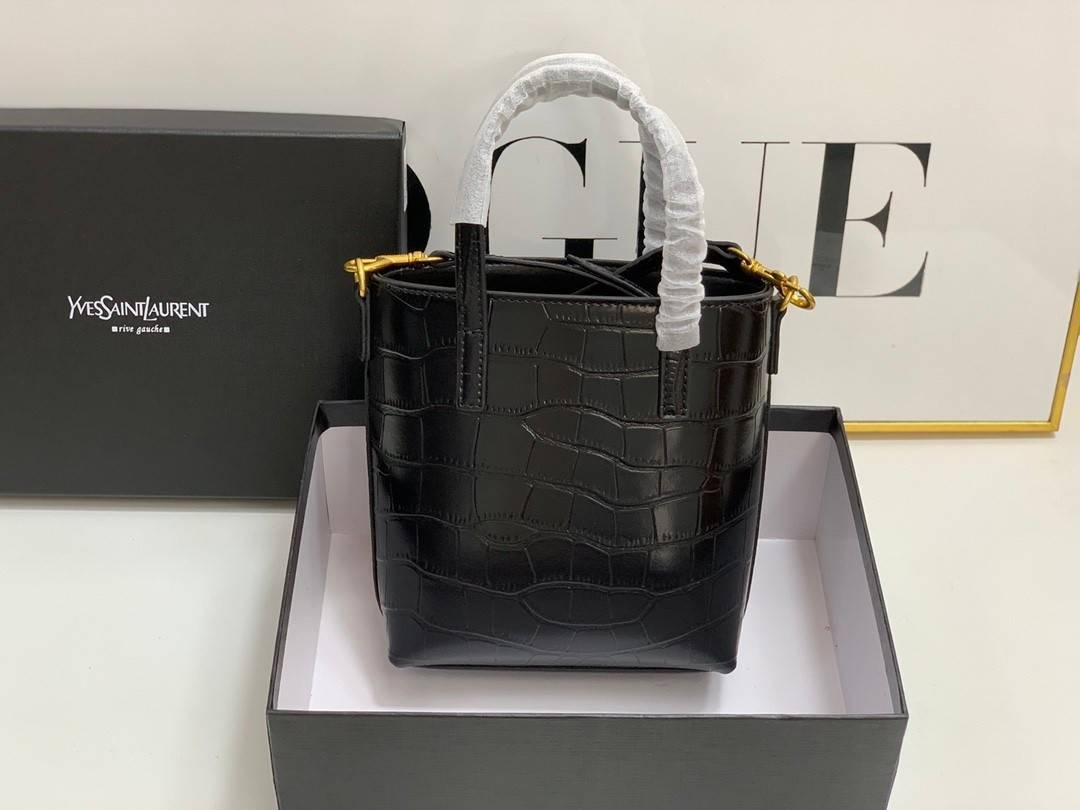 mini YSL CROC TOTE / YSL Toy croc-effect leather tote bag พร้อมส่งครบสองไซส์ *คู่ดูโอ้ สวยแบบตะโกนนน YSL BAG VIP วัสดุหนังสังเคราะห์ หนังนิ่มลายจรเข้เต็มใบ สวยหรูมาก