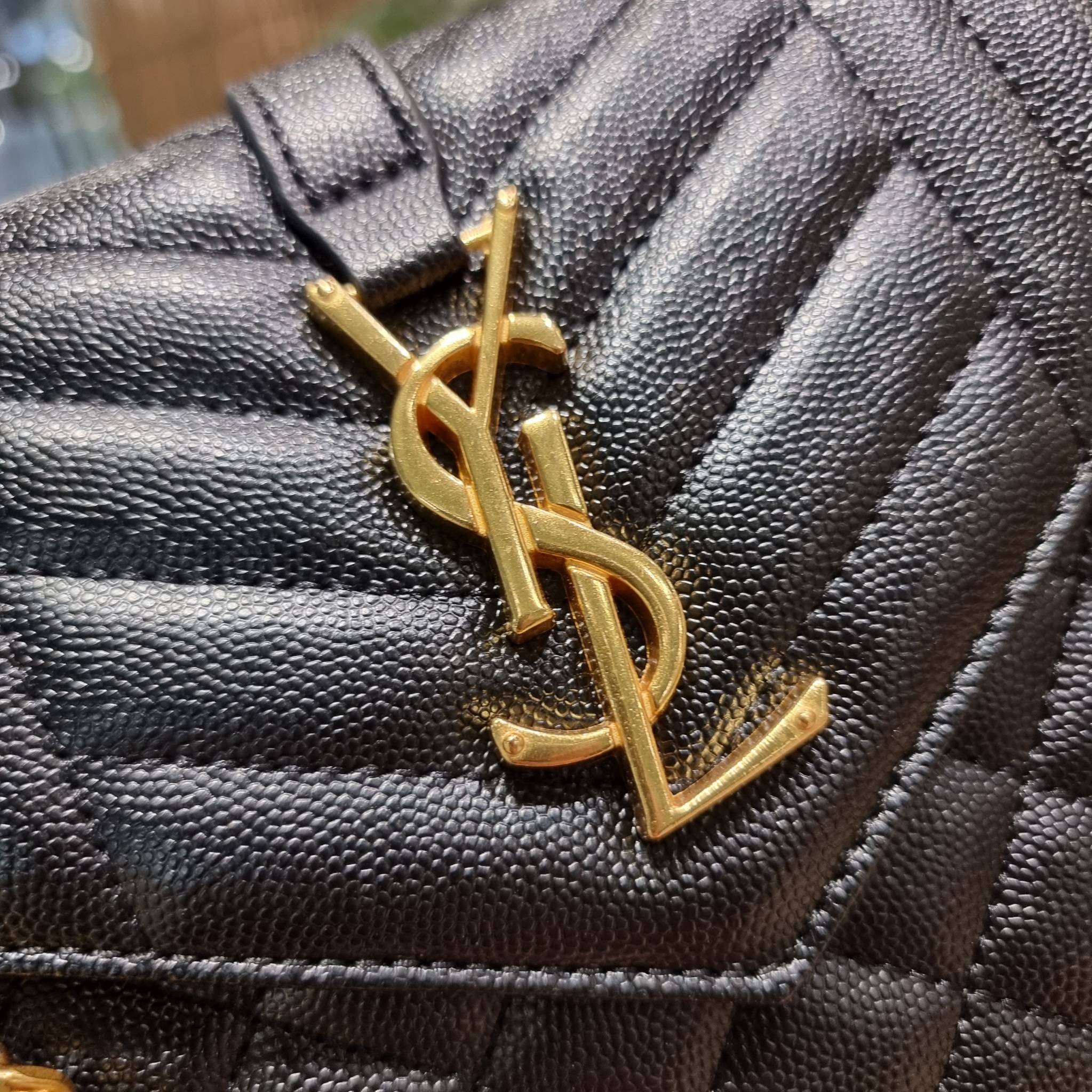 Yves Saint laurent envelope quilted with chain / YSL WOC กระเป๋าสะพายทรง woc สุดฮอต ในดีไซน์ใหม่ ดีเทลเย็บสวยคม โดดเด่นกว่าใครแน่นอน วัสดุหนัง pepble ทนทาน ใช้งานง่ายเพียงแค่เปิด-ปิดด้วยกระดุมแม่เหล็ก ภายในแบ่งสัดส่วนได้ดี มีช่องใส่บัตร มีช่องซิป ใส่มือได