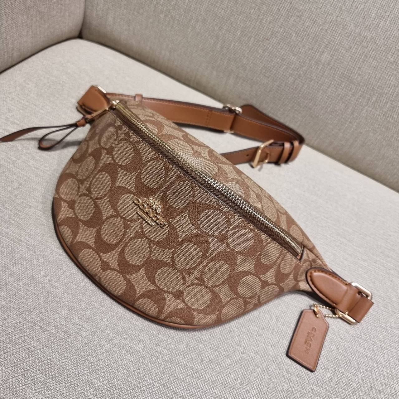 COACH F48740 BELT BAG IN SIGNATURE CANVAS กระเป๋าคาดอกทรง Unisex ที่ขายดีถล่มทลาย!! ขายได้ตลอดปี!! สวยเท่ทุกสี วัสดุหนังแคนวาสเคลือบคุณภาพดี ทนทาน ใช้งานง่าย ภายในเป็นช่องโล่ง เหมาะสำหรับคนที่ชอบพกอะไรง่ายๆ รับรองตอบโจทย์น้า