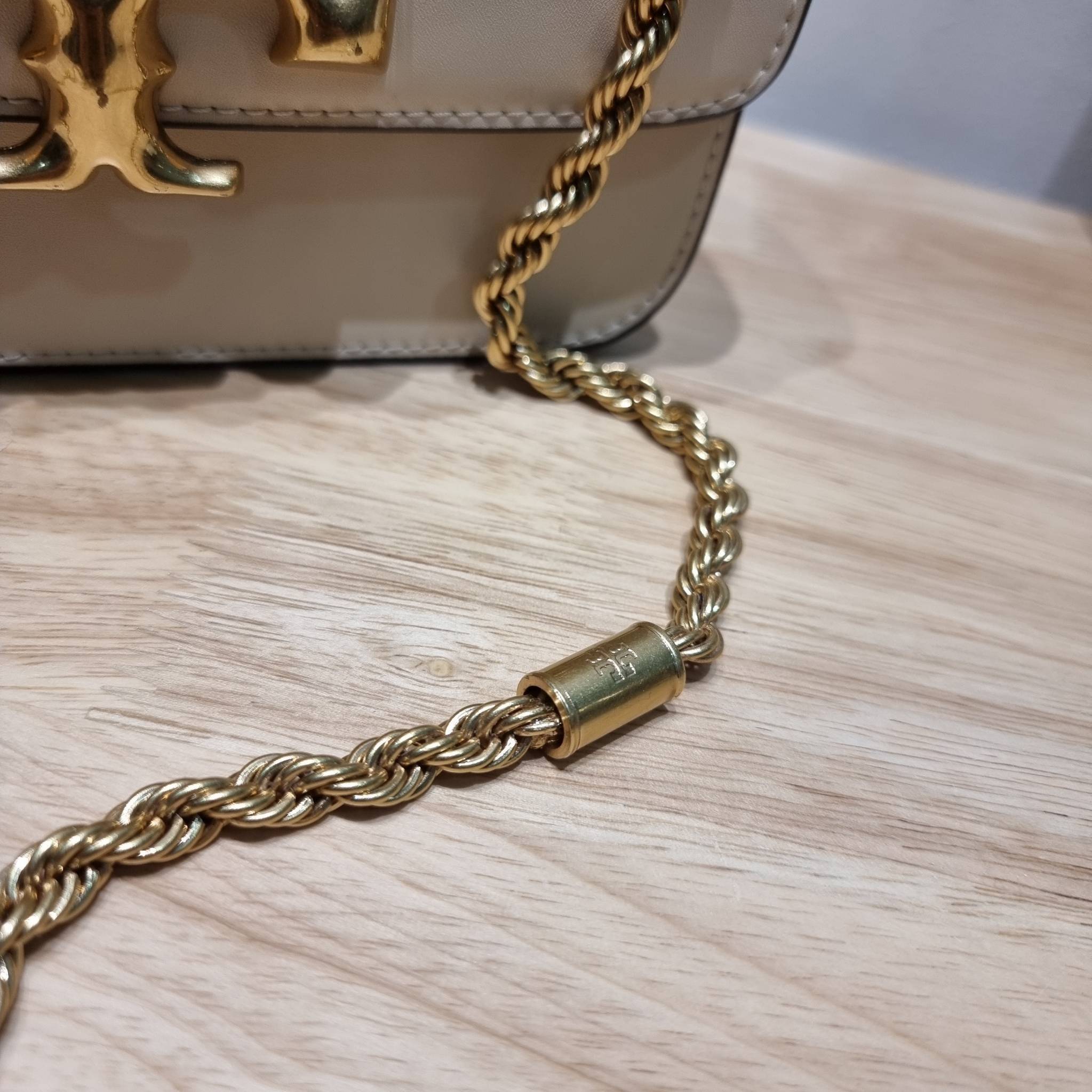 Tory Burch Bag / TORY BURCH ELEANOR SMALL CONVERTIBLE SHOULDER BAG ฮอตไอเท็ม รุ่นนี้ขายดีขายหมด สวยหรู คุณหนู ผู้ดี!! หายากมากแล้วน้า กระเป๋าสะพายข้าง ดีไซน์อยู่ทรง ขนาดกำลังสะดวกใช้ เปิด-ปิดด้วยแถบแม่เหล็ก ภายในแบ่งสัดส่วนได้เป็นอย่างดี