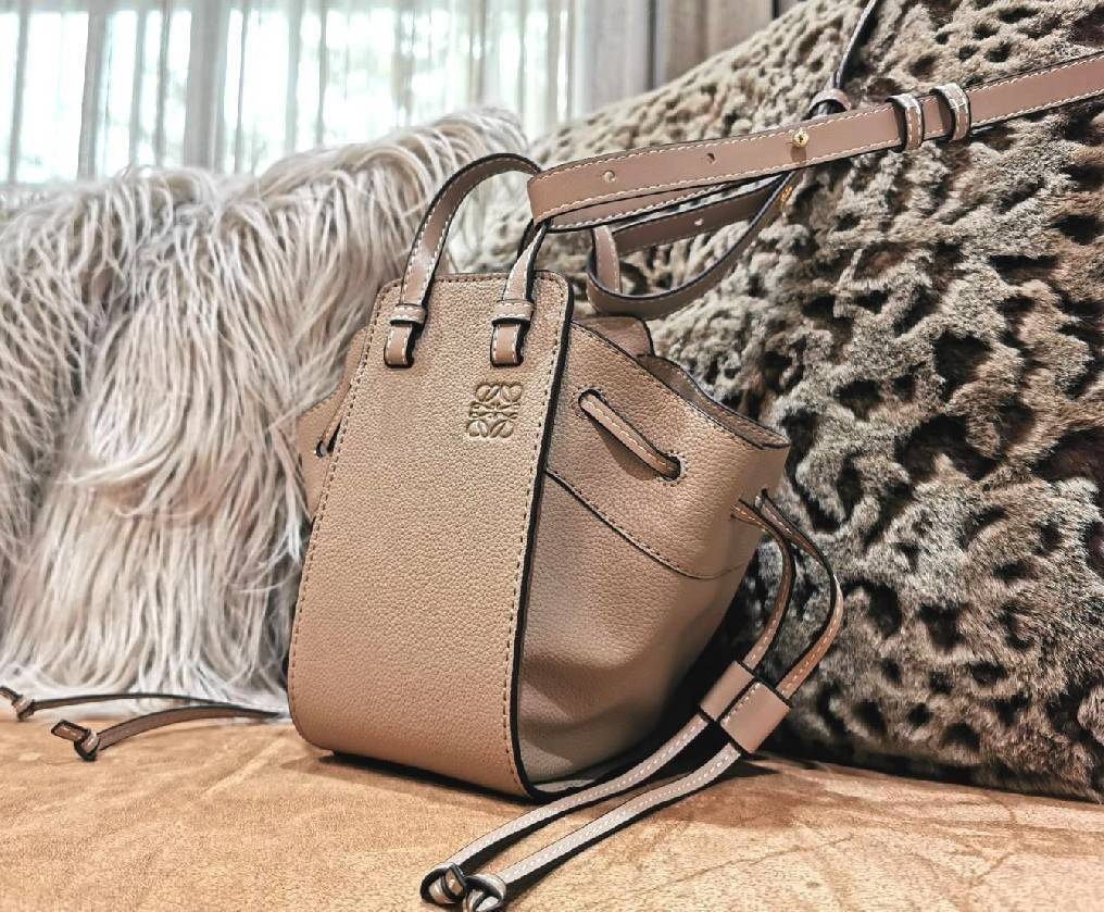 LOEWE HANDLE & SHOULDER BAG GIFT WITH PURCHASE (GWP) กระเป๋าถือหรือสะพายหนังแท้พรีเมี่ยมกิ๊ฟ Limited จาก LOEWE PERFUME DUTYFREE รุ่น Rare items สุดๆวัสดุหนังแท้ Calfskin หนังสวยดีไซน์คงเอกลักษณ์แบรนด์ สามารถปรับใช้ได้หลายทรงด้านข้างมีหูรูดปรับขยายทรงได้ภา