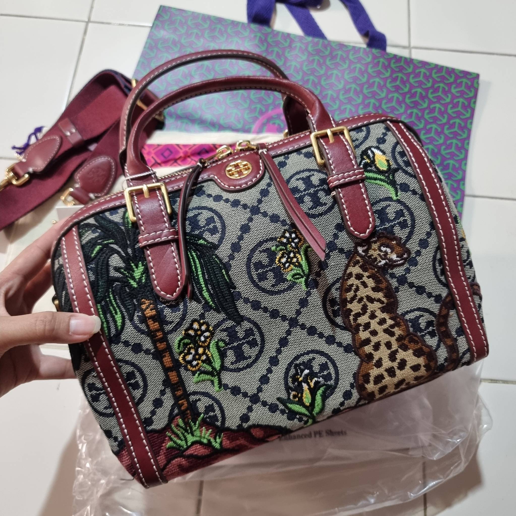 TORY BURCH T MONOGRAM JACQUARD EMBROIDERED DUFFLE คอลใหม่ล่าสุด สวยพร้อมเสิร์ฟแบบไม่ต้องรอพรีฯ ลายโมโนแกรมสุดคลาสสิคที่ถูกดีไซน์รังสรรค์ด้วยงานปักสุดชิค น่าใช้ใจฟูแค่แรกเห็น!! วัสดุ jacquard woven สลับหนังแท้ หูจับในตัว และพร้อมไปเลยกับสายสะพายข้าง ที่จะถ