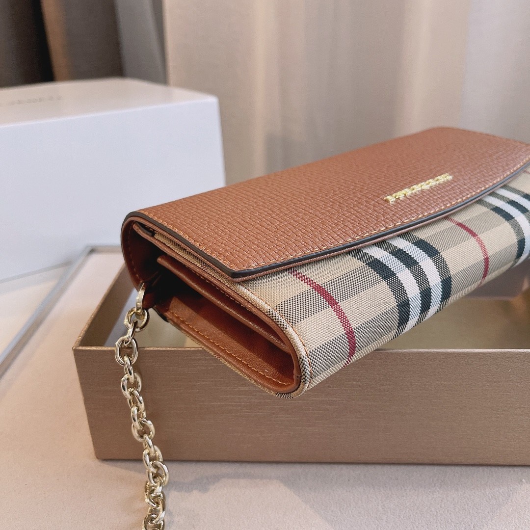 พรีเมี่ยมกิ๊ฟแท้ 💯% 】BURBERRY CROSSBODY BAG กระเป๋าสะพายพรีเมี่ยมกิ๊ฟรุ่นใหม่ล่าสุด Limited จาก BURBERRY Perfume DutyFree