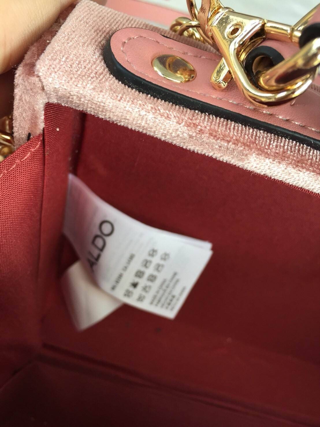 ALDO HARORTLAND BAG กระเป๋าทรง Box วัสดุผ้ากำมะหยี่แจ่งลาบฉลุสีทองสวยมากกกกกสุดๆ เปิดปิดด้วยกระดุมแม่เหล็ก เป็นลักษณะกล่อง เก๋ๆค่ะ ด้านในเป็นช่องโล่ง ใส่มือถือ กปต. เครื่องสำอางค์ จุได้เยอะค่ะ มาพร้อมสายยาว ปรับได้ 5 ระดับ และ พวงกุญแจพู่ ถอดได้ค่ะ แนะนำค