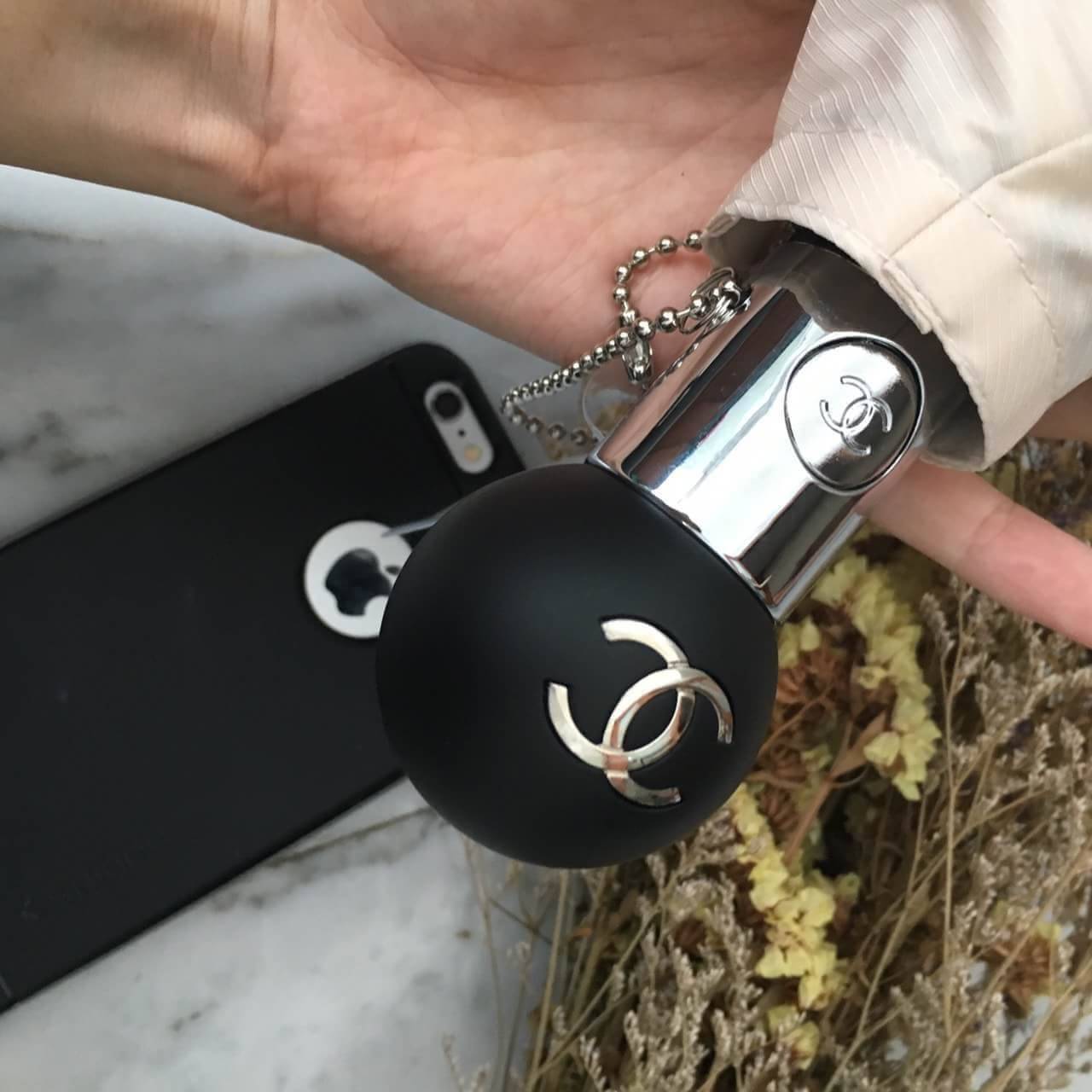 สีใหม่เข้าคะ! Recommend สำหรับร่ม Chanel ตัวนี้ จัดมาให้แล้วคะ ของแถมจากแบรนด์ดังอย่าง chanel ที่นานๆจะเข้าที **รีบคว้าเลย ร่ม chanel size M ( Medium Coverage) ขนาดเส้นผ่าศูนย์กลาง 100cm. ขนาดกำลังดี วัสดุเป็น ผ้า water proof กันน้ำ กันUV ดีไซด์ สวย หรู ต