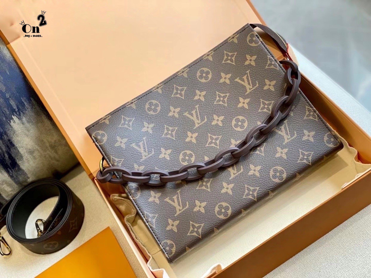 LV Toiletry 26 with strap / LV Toiletry Pouch 26 in Monogram Reverse Canvas with Wide Shoulder Strap Replica ต๊าซมากแม่ ลุคนี้ความเท่ ความปังได้หมด มาใหม่ลายโมโนแกรม งานซิปมา2 สาย งานสวยเป๊ะมาก ได้หญิงสะพายได้ ผู้ชายสะพายดี ใครหาอยู่ห้ามพลาดน้า งานอะไหล่ป