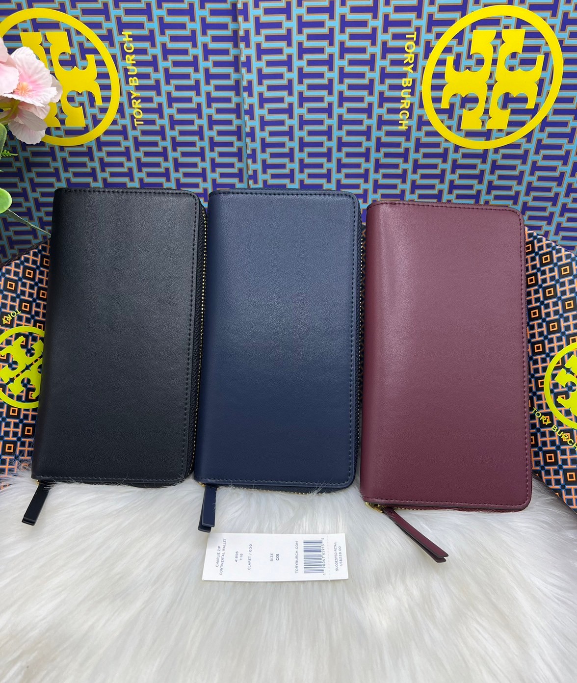 Tory Burch Charlie Zip Continental Wallet / Tory Wallet พร้อมส่ง กระเป๋าสตางค์ใบยาวสุดคลาสสิก ยังความเรียบหรูดูแพงด้วยโลโก้ด้านหน้า เป็นกระเป๋าสตางค์ทรงยาว ที่สามารถใส่บัตรได้หลายใบ