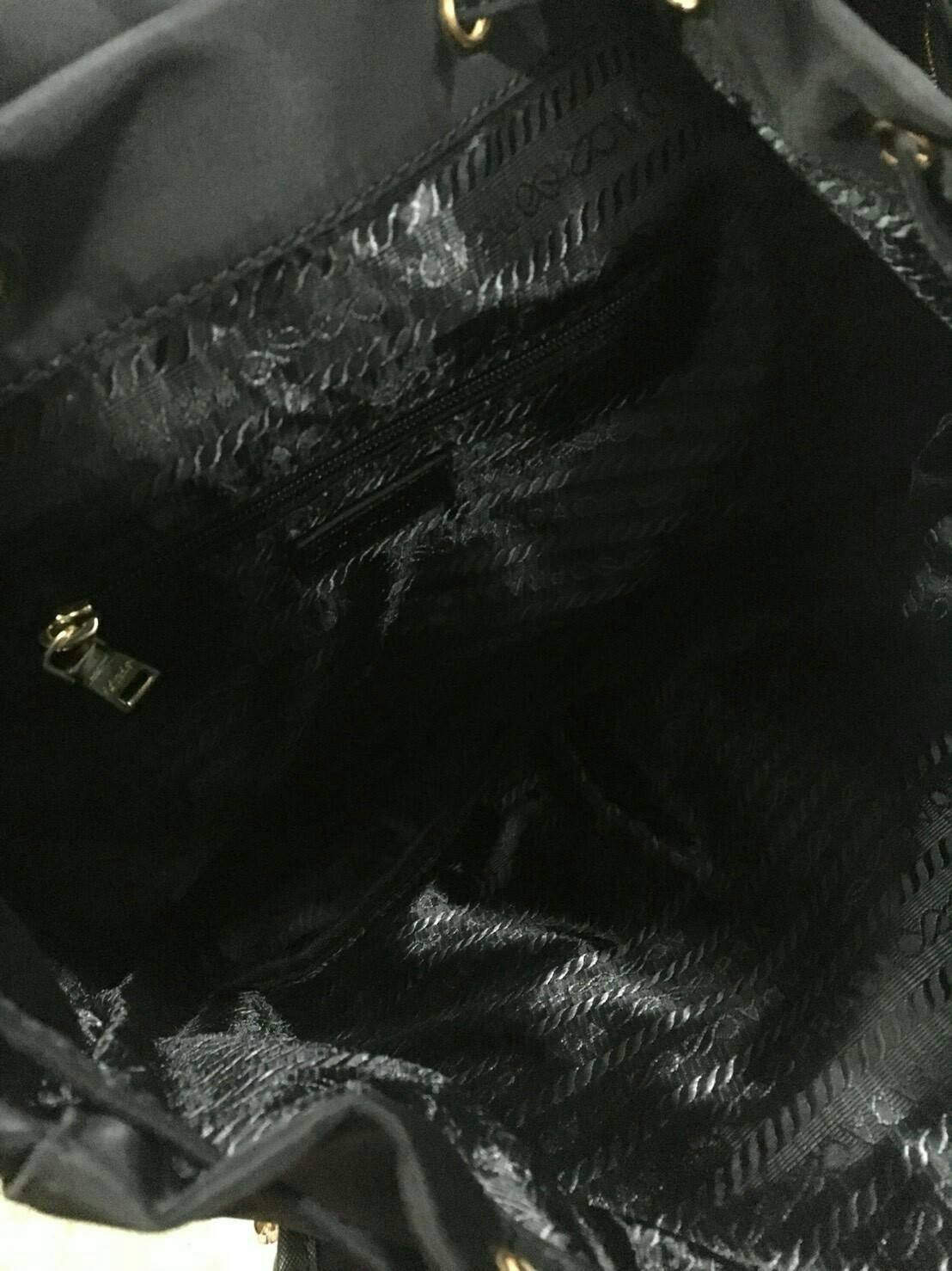 PRADA MINI BACKPACK with chain จากพรีเมี่ยมกิ้ฟจากเคาน์เตอร์แบรนด์วัสดุ Nylon เนื้อหนาคุณภาพดีตามแบบฉบับของแบรนด์ ขนาดมินิน่ารักเว่อร์ เปิดปิดด้วยฝากระดุม น้ำหนักเบา ภายในมี1ช่องซิป ซับใน Polyester 100% มาพร้อมหูหิ้วและสายสะพายเลื่อนปรับได้ ตัวจริงสวยมากๆ