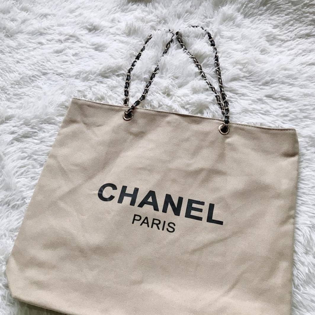 โซ่เงิน Chanel Shopper's Tote กระเป๋าสะพายทรง Tote VIP gift แท้ จาก counter น้ำหอมของ brand วัสดุ canvas เนื้อหนา อะไหล่ปั๊มแบรนด์ ภายในบุผ้าอย่างดี จุได้เยอะ มาพร้อมสายสะพายไหล่ แบบโซ่ต่อหนังสวยหรูค่ะ