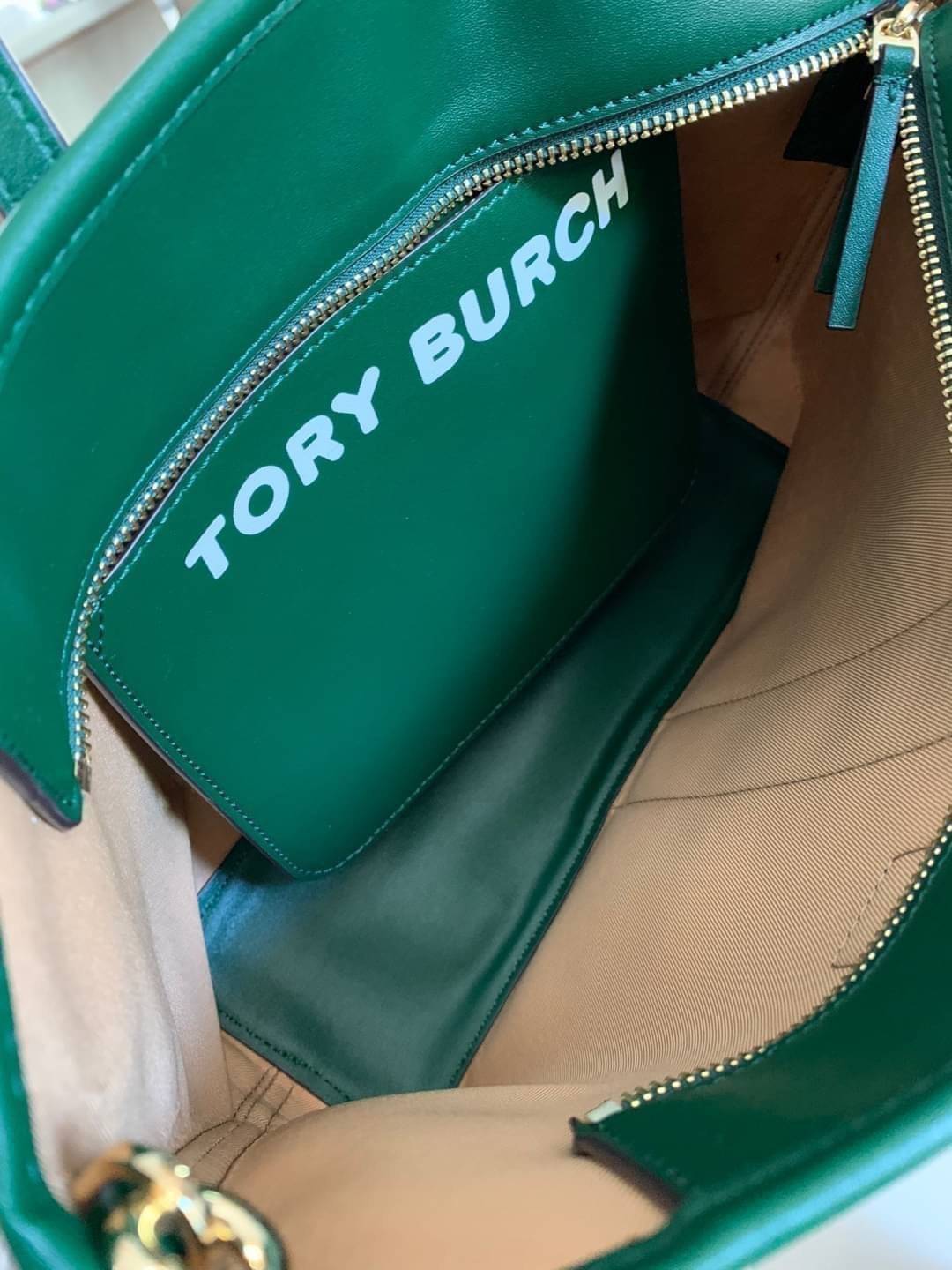 ของแท้ 💯% Tory Burch Gemini Link Canvas Small Tote กระเป๋าสุดปังจากทอรี่ เบริช์(Tory Burch) อย่างเจมิไนลิงค์ ในทรง tote bag ซึ่งผลิตจากผ้าใบเคลือบผิวด้าน มีเอกลักษณ์โดดเด่นที่ลายทางตรงกลาง