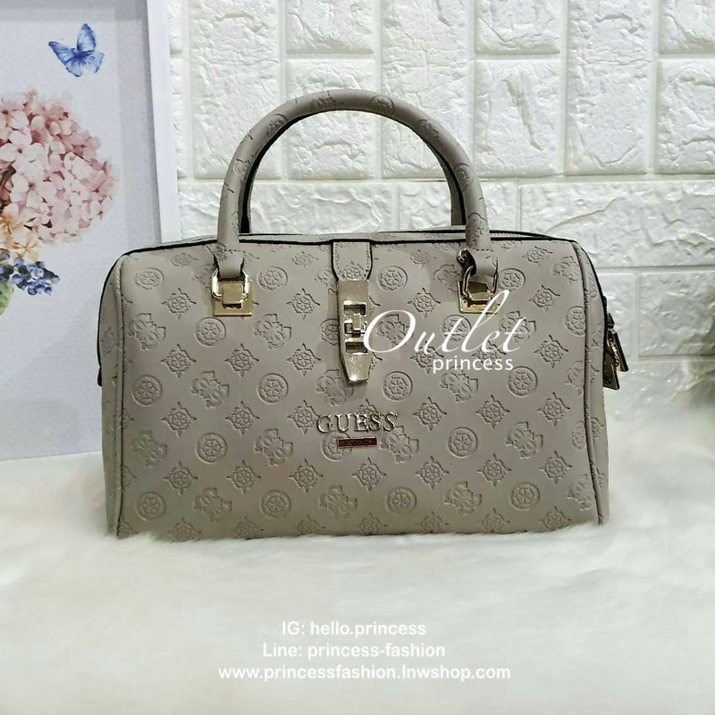 Guess Peony Classic Box Satchel คอลเลคชั่นใหม่สวยหรูจาก Guess กระเป๋าสะพายหนังนิ่มปั๊มแบรนด์รอบใบ ขนาดกำลังดี ฐานกระเป๋ามีหมุดรองฐานกันรอย หัวซิปปั๊มแบรนด์ ภายในกว้างจุของได้เยอะ มาพร้อมสายปรับและถอดออกได้ พร้อมส่ง 4 สี สวยทุกสี พลาดไม่ได้กับสาวยุคใหม่เลย