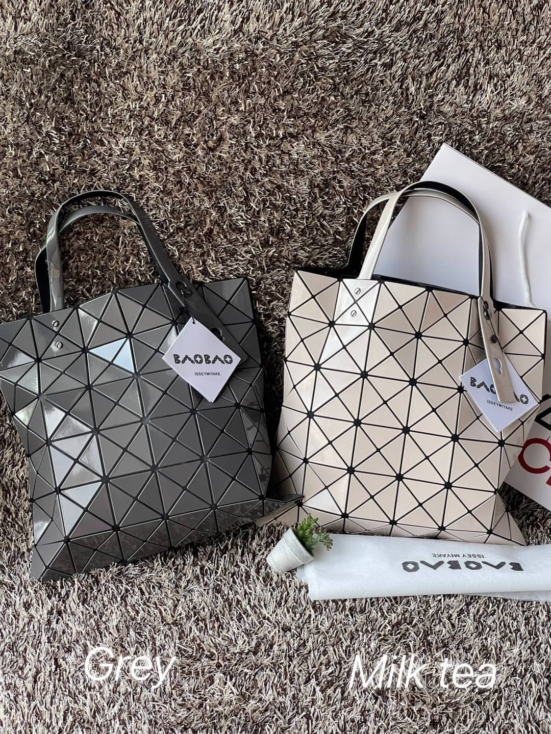 Baobao Issey Miyake 6x6 กระเป๋า Tote รุ่นนี้ถือว่าเป็นกระเป๋า Tote ไซส์กลางที่เหมาะกับการพกพาสิ่งของที่จำเป็นในทุก ๆ วัน มาพร้อมสายที่สามารถปรับได้ทั้งสองสาย และมีช่องใส่ของช่องเล็กด้านใน 1 ช่อง จุของได้เยอะแถมยังทนทาน ใช้เป็น Everyday Bag ได้เลยคะ พกพาสะ