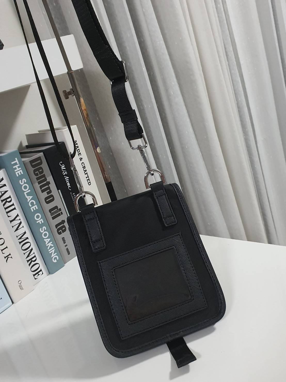 รุ่นใหม่ล่าสุด 2020 !!! Prada crossbody nylon bag ขนาดกะทัดรัด พกพาสะดวก วัสดุทำจากผ้าไนล่อน สามารถกันน้ำได้ อะไหล่เงินทั้งใบ เปิดปิดด้วยตัวล็อคแบบ บีบ ด้านในมีโลโก้อยู่ที่ฝากระเป๋า ภายในมีช่องเล็กแยก มีการบุผ้าลายแบรนด์อย่างดี สามารถใส่มือถือได้ทุกรุ่น ก