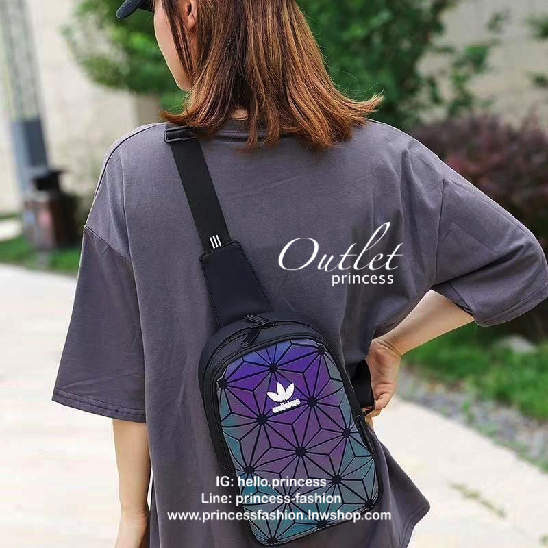 Adidas Originals 3D Mini Airline Waist Bag กระเป๋าสะพายสไตล์สปอร์ตทรงคาดอกรุ่นใหม่ดีไซน์สุดฮิตสไตล์ ISSEY MIYAKE เปิดปิดด้วยซิปคู่ปั้มโลโก้แบรนด์ ภายในสกรีนโลโก้ ช่องกว้างมีช่องใส่มินิไอแพค ใส่กระเป๋าสตางค์ยาวได้ ผลิตจากวัสดุที่โปร่ง ป้องกันการอับชื้นได้ด