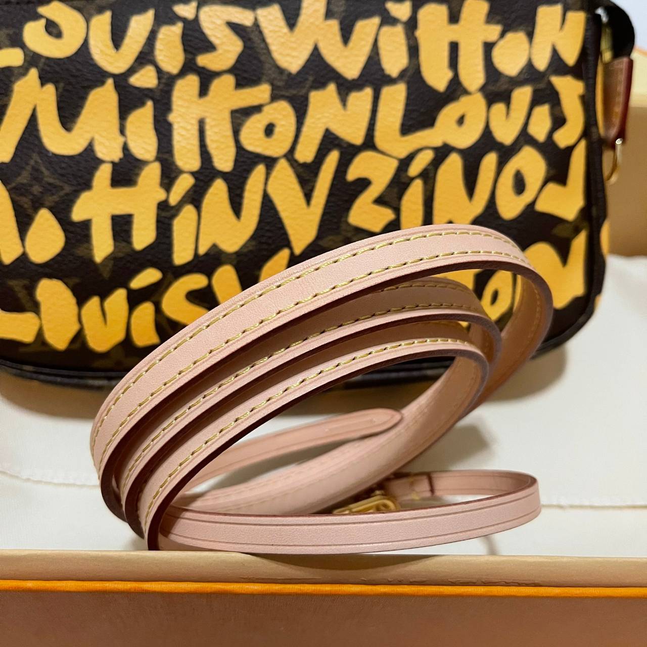 หนังแท้ LOUIS VUITTON MONOGRAM POCHTE ACCESSORIES BAG ลายใหม่ล่าสุด พร้อมส่งที่ไทย โดดเด่นด้วยรูปทรงอันเป็นเอกลักษณ์และรายละเอียดแบบคลาสสิก ภาพถ่ายสินค้าจริง ไอเท็มนี้สวยน่าใช้สุดคุ้มมากๆ ห้ามพลาดเลยค่ะ!