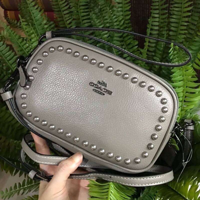 COACH FACTORY Crossbody Clutch with Rivets กระเป๋าสะพายพร้อมสายคล้องข้อมือ ขนาดกำลังน่ารัก วัสดุหนังเรียบ สวยอยู่ทรง ด้านหน้ามี logo brand ประดับหมุดรอบสุดชิค เปิดปิดด้วยซิป แบ่ง 2 ช่อง ภายในโล่ง มีช่องเล็ก พร้อมสายคล้องข้อมือ และสายยาวถอด ปรับได้ค่ะ
