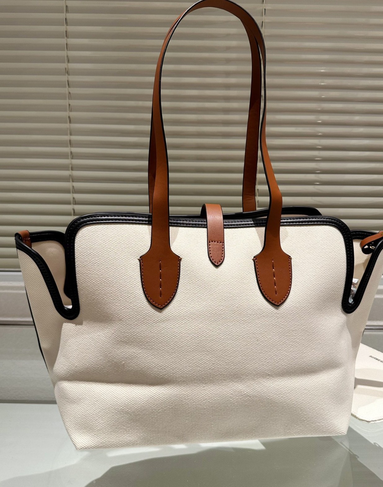 BURBERRY FRAGRANCES TOTE BAG พร้อมส่งรุ่นใหม่!! BURBERRY LARGE LONDON TOTE BAG IN WHITE / Burberry Canvas Logo Tote Bag กระเป๋าสะพายไหล่ทรงช้อปปิ้ง ทรงคลาสสิค ฮิตตลอดกาล