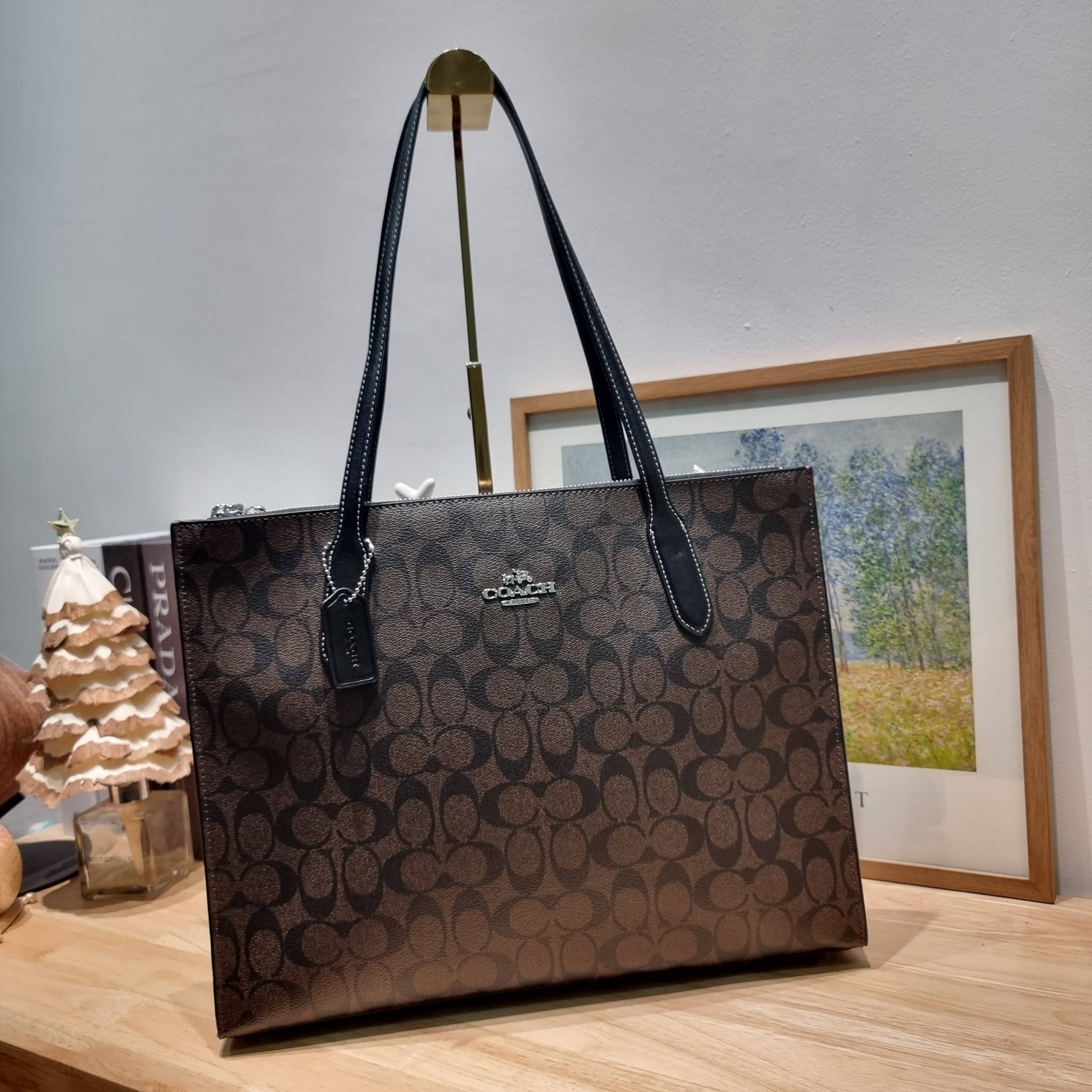 COACH NINA TOTE IN SIGNATURE CANVAS CL399 พร้อมส่ง 2 สี กระเป๋าโท้ทสะพายไหล่ ใบใหญ่ คอลเลคชั่นใหม่ ตอบโจทย์คนที่ชอบใส่ของเยอะๆได้อย่างดี ดีไซน์รูปทรงคลาสสิค เรียบหรู