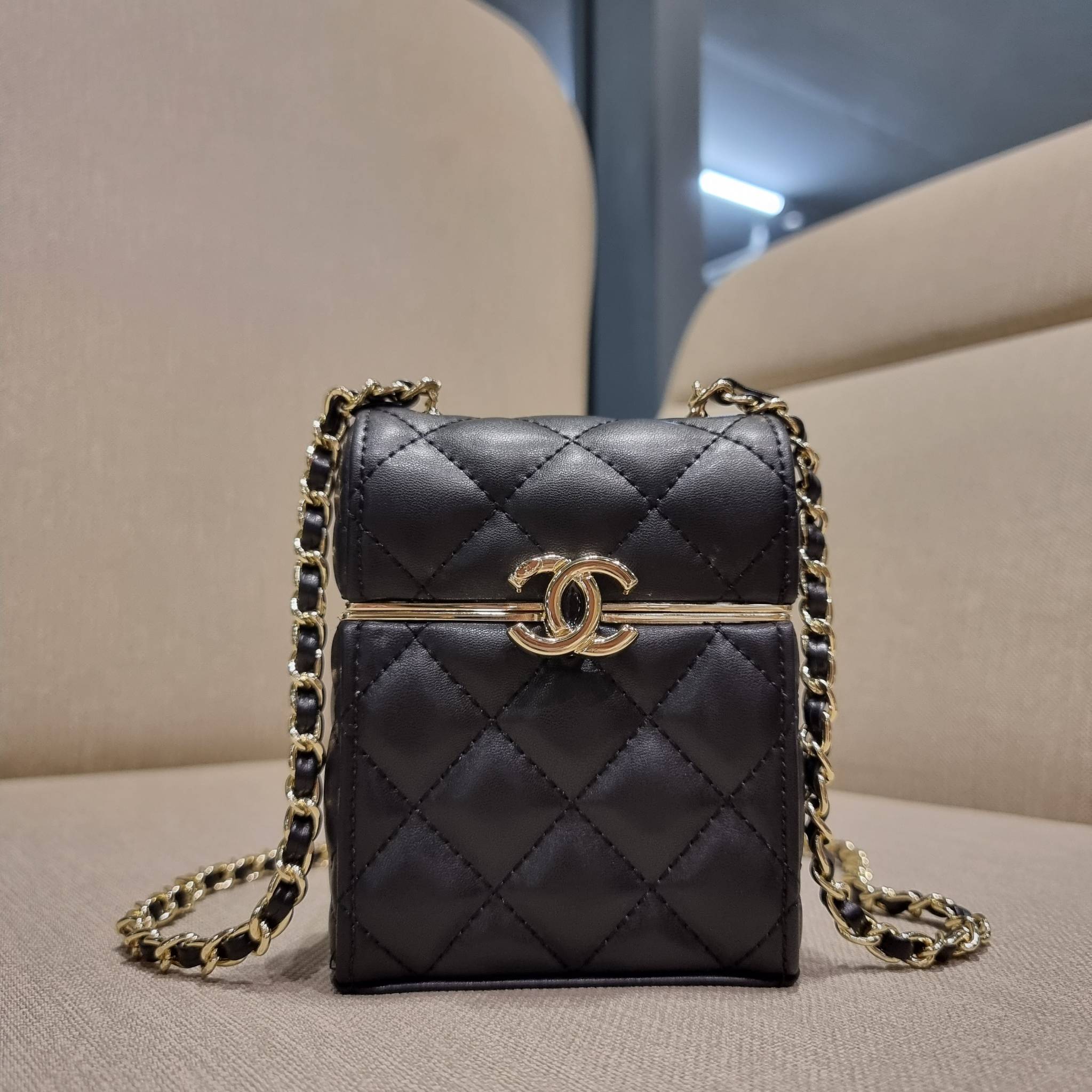 VIP 🥂 Chanel Clutch with Chain / Chanel small box with chain กระเป๋าสะพายเอนกประสงค์ รูปทรงกล่อง ไซส์มินิน่ารัก ใบจริงเห็นแล้วใจบาง หลงรักที่สุด วัสดุหนังสังเคราะห์เดินลายเส้นสวยคม อะไหล่โลโก้สีทองโดดเด่น มาพร้อมสายสะพายในตัว เปิด-ปิดด้วยการกดที่โ