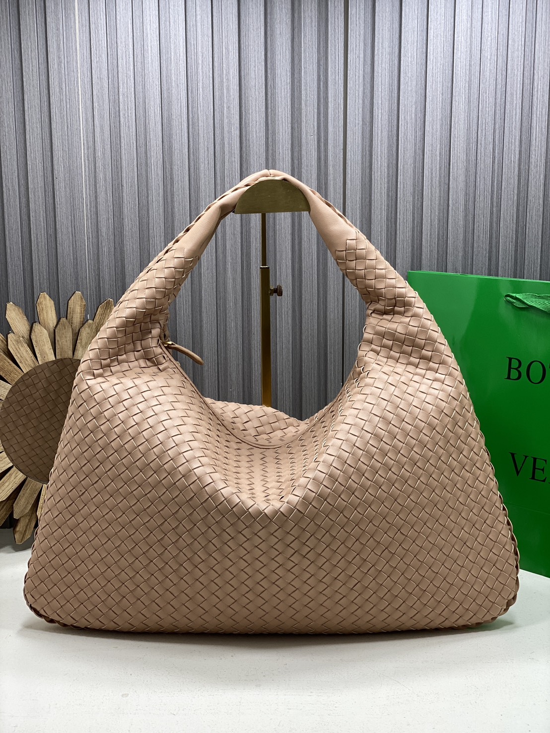 BOTTEGA Large Hop Shoulder Bag 48cm / BOTTEGA Hobo Bag กระเป๋าสะพายไหล่ใบใหญ่ จุของได้เยอะมาก ดีไซส์สานเป็นเอกลักษณ์สวยงาม
