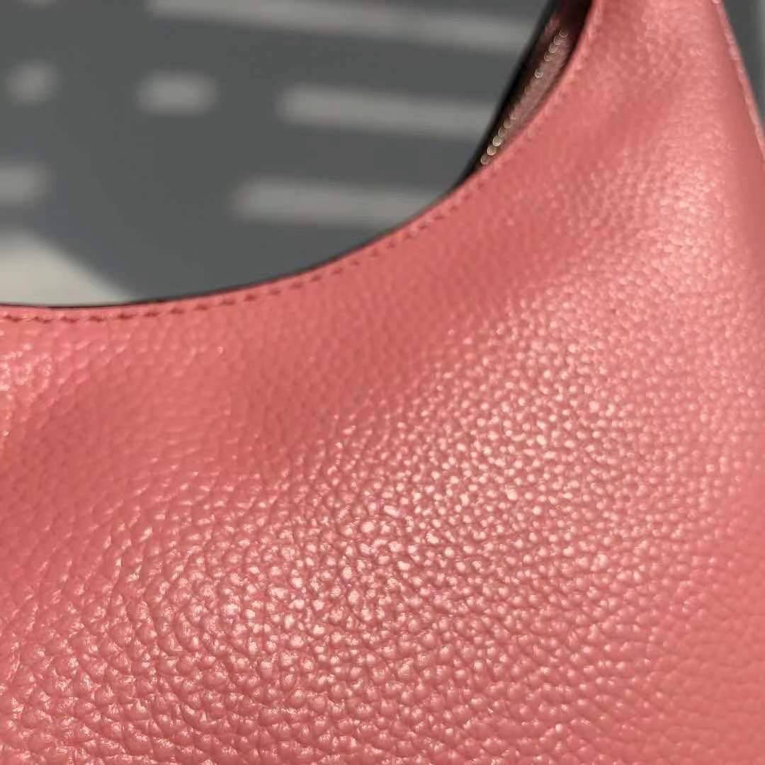 COACH BAILEY HOBO WITH WHIPSTITCH ((C4108//C1322)) พร้อมส่งที่ไทย!! สวยจริงไม่จกตาแน่นอนค่าา กระเป๋าทรงโค้ง ใช้แบบหิ้วหรือคล้องไหล่ก็ดูดี ใช้วัสดุหนังแท้ชั้นดี หนังสวยมากๆค่ะ ด้านหน้าใช้อะไหล่แบรนด์ตัวใหญ่ หรู ดูสะดุดตามีเดียว