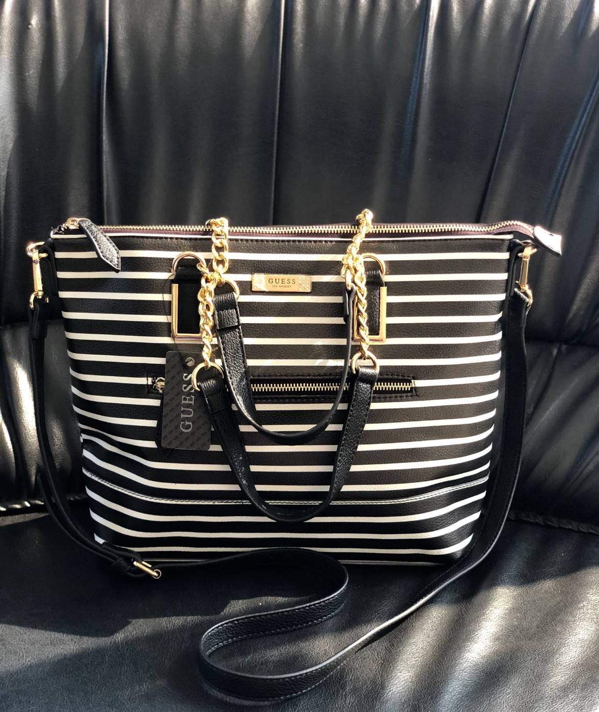 GUESS PU HANDBAG//SHOULDERBAG สินค้าเข้าใหม่!! กระเป๋าถือ/คล้องแขนหรือสะพายข้าง วัสดุหนังนิ่ม น้ำหนักเบา น่าใช้ ด้านหน้าติดอะไหล่โลโก้แบรนด์ประดับเม็ดคริสตัลหรู เปิดปิดกระเป๋าแบบซิป ภายในโล่ง ใส่ของจุ มีช่องซิปและช่องเล็กใส่ของจุกจิก หูหิ้วแบบโซ่ต่อหนังสว