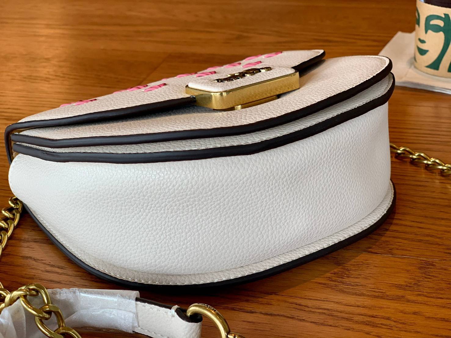 COACH ALIE SADDLE BAG JACQUARD IN SIGNATURE ((C4694//C3464)) พร้อมส่งที่ไทย รุ่นใหม่ล่าสุดค่ะ! กระเป๋าสะพายข้าง//ครอสบอดี้ร์//หรือทบสายคู่สะพายไหล่ได้ค่ะ วัสดุJacquard+หนังแท้ ได้สวยงามลงตัวมากๆ เปิดปิดกระเป๋าแบบกดล็อค มีอะไหล่โลโก้แบรนด์โดดเด่นปนคลาสสิค