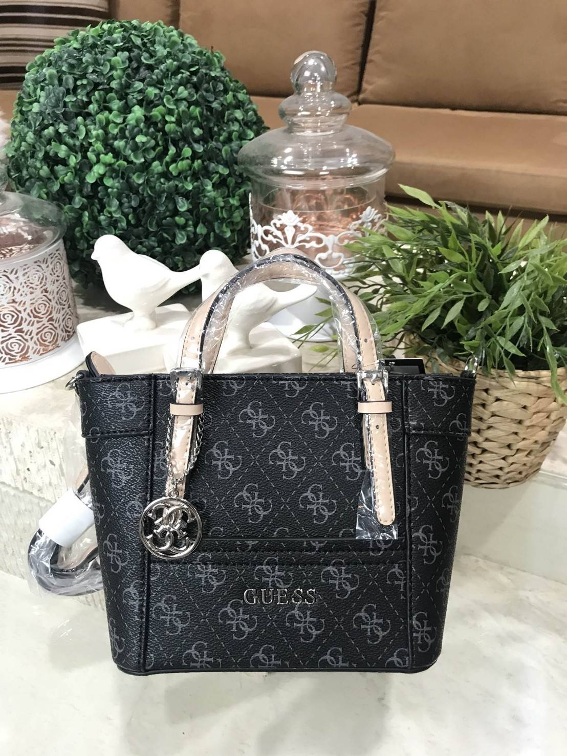 Don’t Miss! GUESS DELANEY MINI CROSS BODY BAG กระเป๋าถือหรือสะพายรุ่นที่ฮิตและขายดีที่สุดจาก GUESS FACTORY หนัง Saffiano ลาย GUESS Signature สวยอยู่ทรง ขนาดกำลังดี น้ำหนักเบา ด้านหน้าประดับโลโก้พร้อมพวงกุญแจโลโก้แบรนด์ห้อยที่หูกระเป๋าถอดเเยกใช้ได้ เปิดปิด
