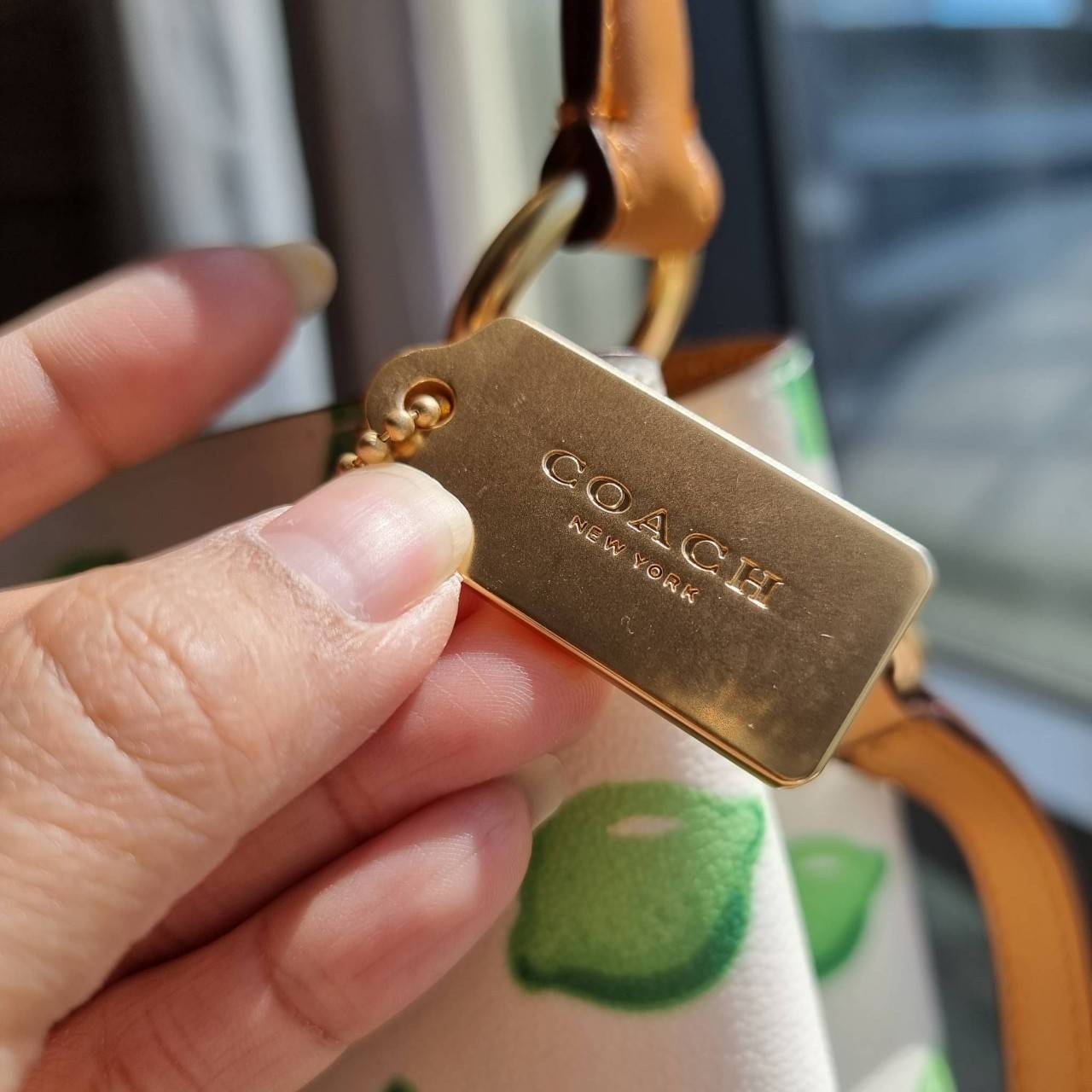 OUTTLET 】COACH 1625 SMALL TOWN BUCKET BAG WITH LIME PRINT ต้อนรับปีใหม่ด้วยความสดใส กับรุ่นยอดนิยม กระเป๋าทรงบัคเก็ตไซส์เล็ก ดีไซน์ลวดลายจี๊ดจ๊าด น่าใช้จริงจัง วัสดุหนังแคนวาสเคลือบลาย สวยคมแซ่บมากๆ เปิด-ปิดด้วยกระดุมแม่เหล็กทั้ง 2 ฝั่ง ภายในเป็นช่องโล่ง 