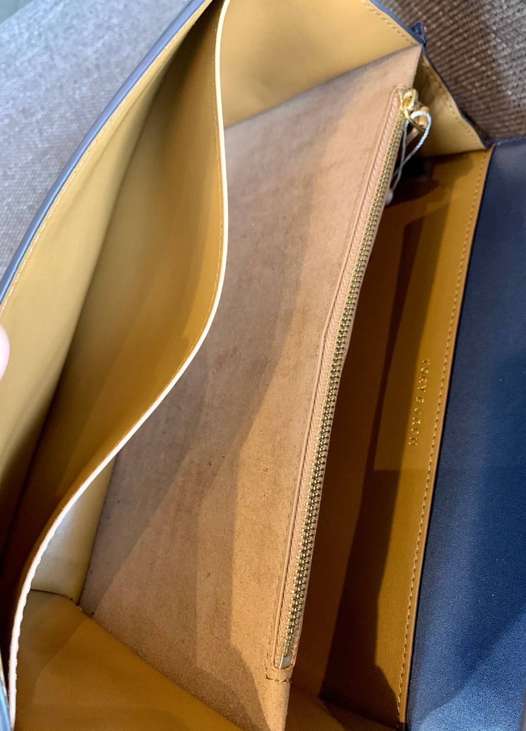 คุณภาพจัดเต็มกันเลยค่าา😘Tory Burch T Monogram Jacquard Shoulder Bag ห้ามพลาด! กระเป๋าสะพายแบบครอสบอดี้ร์ วัสดุJacquard+หนังแท้ชั้นดี ได้ลงตัวสวยงาม รูปแบบร่วมสมัยตามแบบฉบับแบรด์ได้ดีทีเดียวค่ะ! เปิดปิดกระเป๋าแบบอะไหล่แบรนด์ล็อคแม่เหล็ก