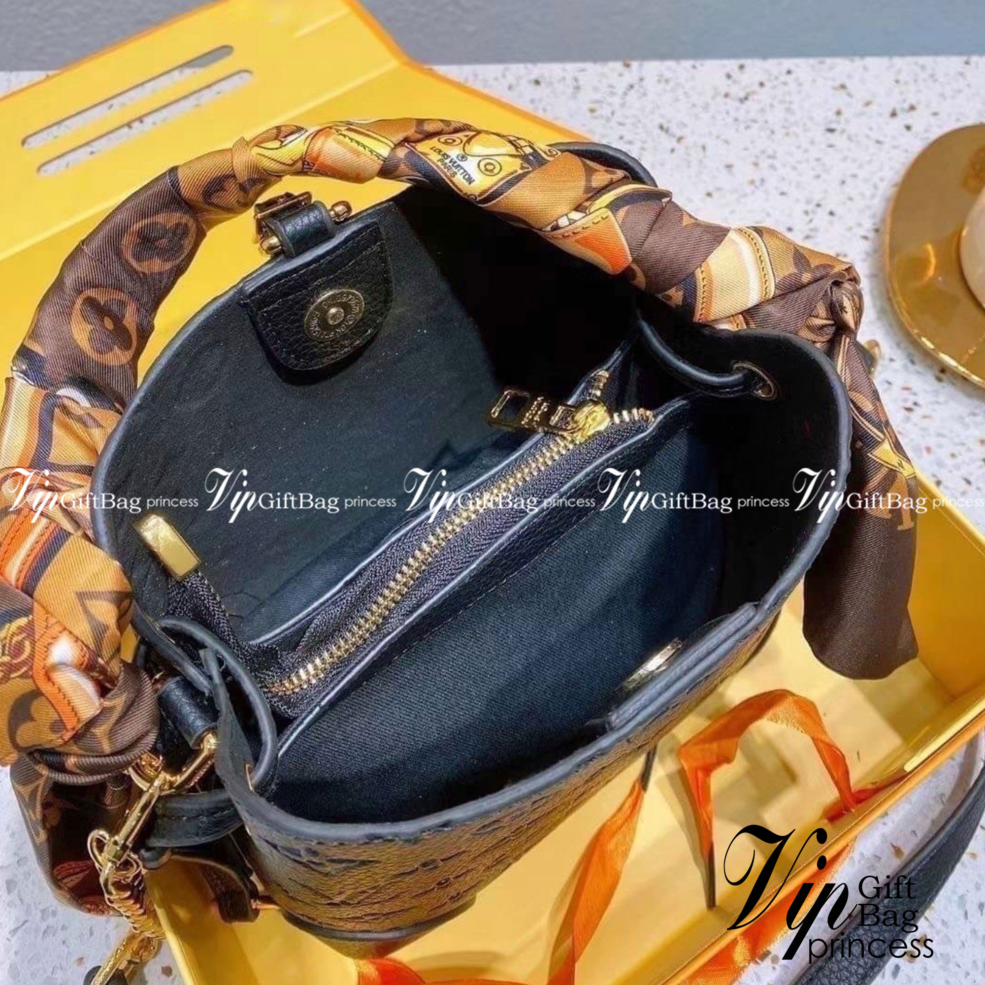 LV NeoNoe Beloved Monogram กระเป๋าสะพายทรงหรูหรา มีสไตล์ เป็นเอกลักษณ์ลงตัวสมบูรณ์แบบ จุของได้เยอะมาก งานปั้มลายโมโนแกรมเต็มใบ ใบจริงสวยมากกกก ได้สวยก่อนใคร ต้องจัดแล้วจ้า พร้อมส่งความสวยที่นี่ ที่เดียว!!