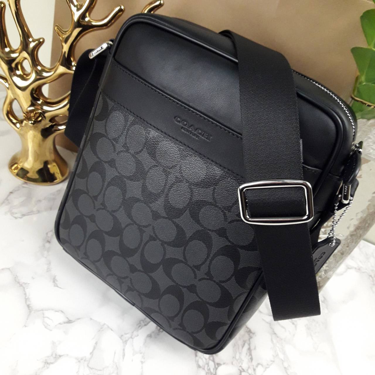 อมตะ ฆ่าไม่ตายจริงๆ กับรุ่นนี้!!😎//>>COACH CHARLES FLIGHT BAG(F54788)🍁สะพายข้าง ทรงสวย เป็นอีกรุ่น ที่ฮิตตลอดกาลไปเรียบร้อยแล้ว//วัสดุหนังแคนวาส สลับหนังแท้อย่างดี // ใช้ได้ทั้งชายและหญิง Unisexสุดๆ ใช้งานง่าย ทรงกล่อง จะสะพายเที่ยว 