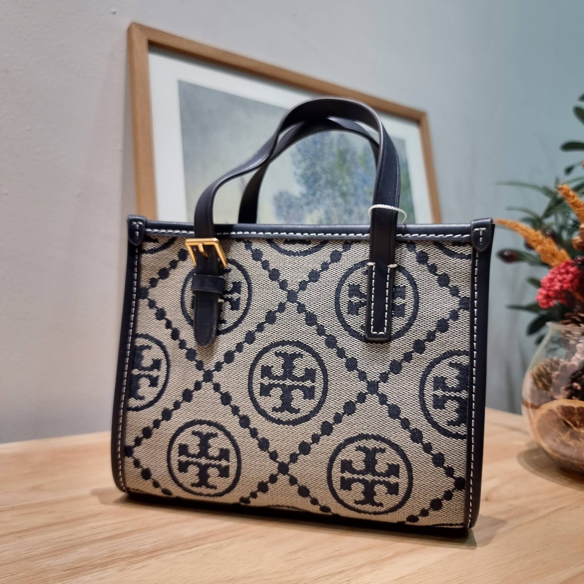 TORY BURCH MINI T MONOGRAM SQUARE TOTE รุ่นใหม่ล่าสุด คิ้วท์กว่าใคร! กับไอเท็มโมโนแกรมสุดฮิต กระเป๋าทรงโท้ทไซส์มินิ น่ารักน่าใช้มากๆ ให้คุณได้เพลิดเพลิน และคล่องตัวมากๆ