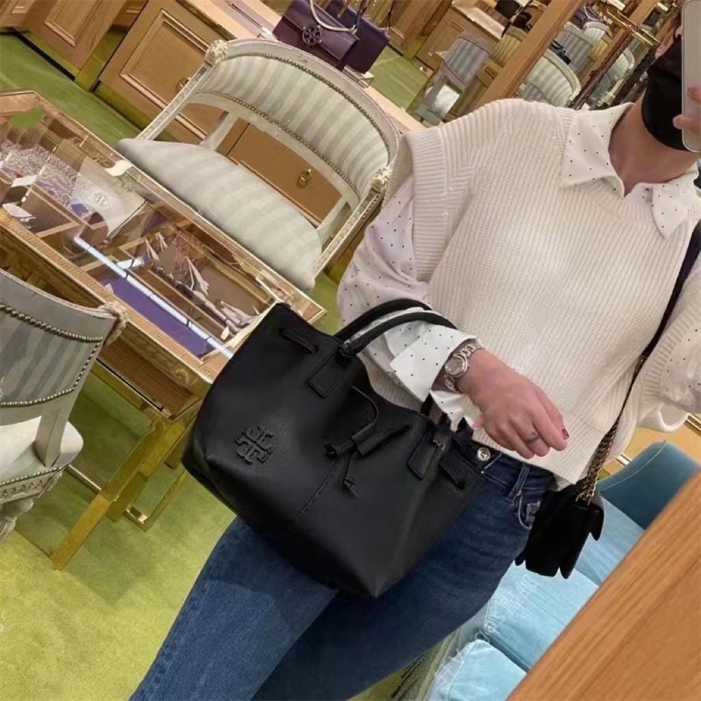 OUTLET 】TORY MCGRAW SMALL DRAWSTRING กระเป๋าถือหรือสะพายข้าง วัสดุหนังวัวแท้ อะไหล่ทอง เปิด-ปิดด้วยสายหนังรูด จะถือหรือสะพายข้างได้Crossbodyได้ น้ำหนักเบาจุของได้เยอะ ด้านหน้าประดับโลโก้แบรนด์ ด้านในมีช่องเล็กสำหรับใส่บัตรใส่ตังค์ได้ มีสายยาว ปรับสายได้ ถ