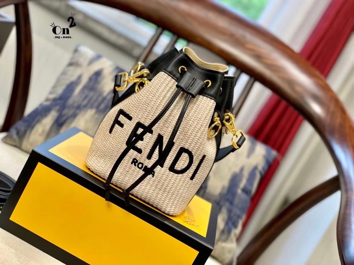 FENDI MINI BUCKET BAG / Fendi Mon Tresor Beige Raffia mini Bag กระเป๋าสะพายทรงขนมจีบยอดฮิต ไซส์มินิ ที่น่ารักน่าใช้มาก ดีไซน์สวยอยู่ทรง วัสดุผ้าแคนวาสสลับหนังแท้ ดีเทลห่วงคล้องอะไหล่สวยหรู มาพร้อมสายสั้นคบ้องแขน และสายครอสบอดี้สำหรับสะพายข้าง สลับใช้ได้ไม