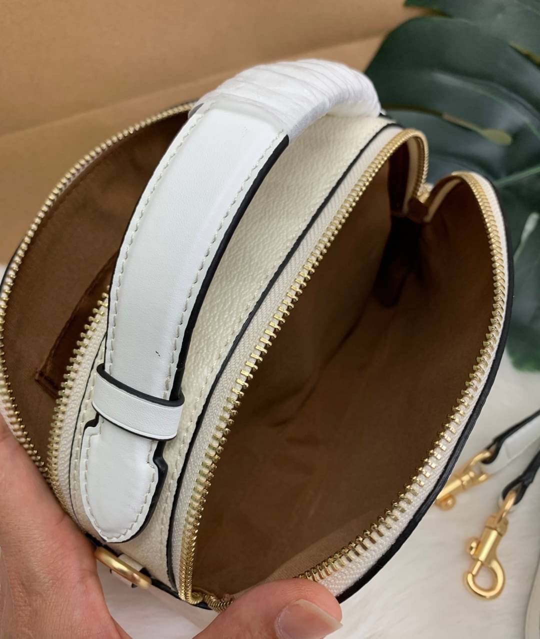 COACH SERENA SATCHEL CROSSBODY BAG กระเป๋าทรงโดมเล็ก น่ารัก แต่ใส่ของได้จุเลยทีเดียว!! มี2ช่องซิปหลัก ช่องค่อนข้างกว้าง สามารถใส่กระเป๋าเงินใบกลางได้;ของจำเป็นอื่นๆได้ครบเลยค่ะ มีช่องเล็กให้ใส่ของจุกจิก ด้านหลังมีช่องเล็กให้อีกช่องค่ะ พร้อมสายยาวถอดออกได้