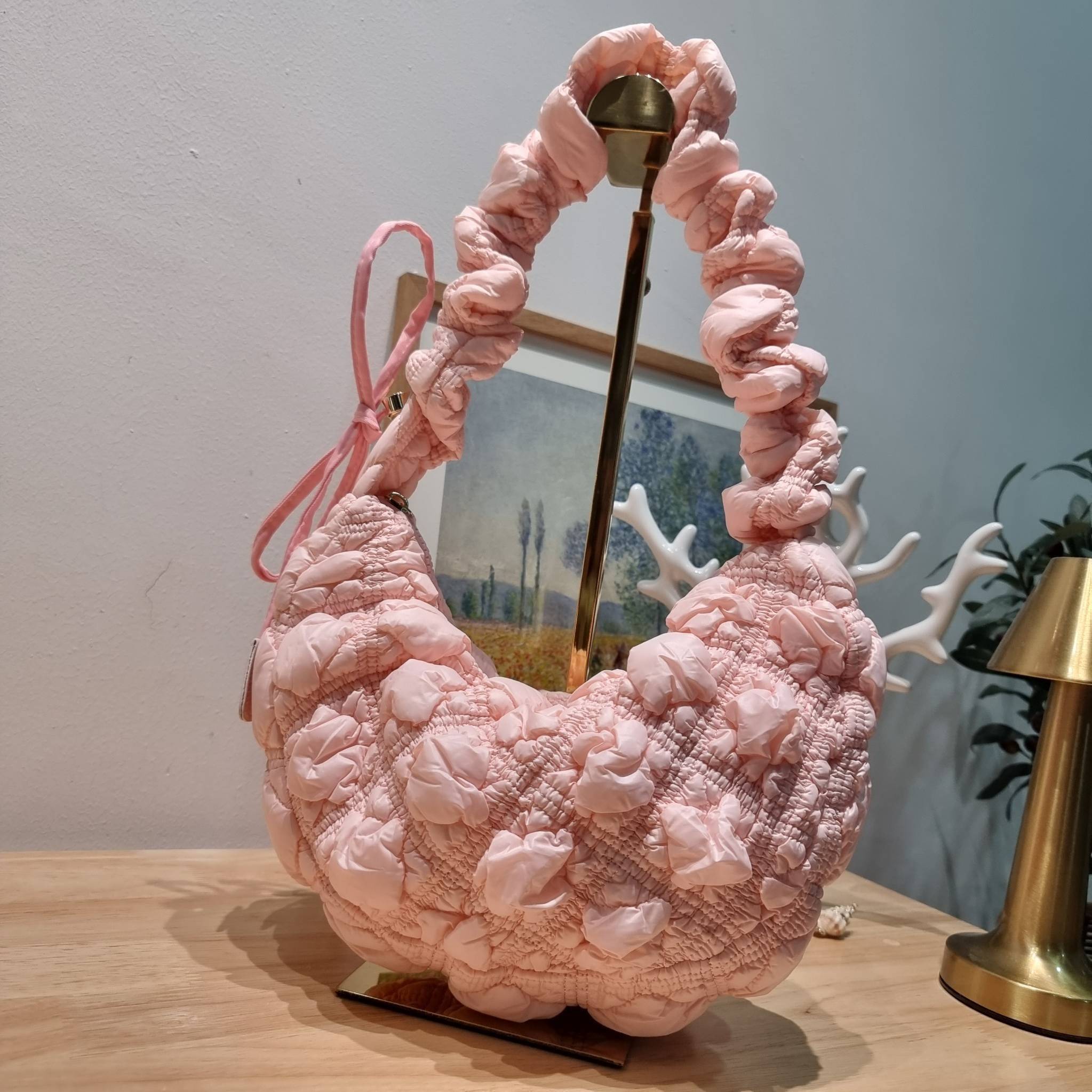 Carlyn cozy bag / Carlyn glaze bag 13 สีพร้อมส่ง อีกหนึ่งคอลเด็ด ที่ฮิตแบบฉุดไม่อยู่ กับไอเท็มนุ่มนิ่มจากเกาหลี พร้อมสีใหม่ล่าสุด กระเป๋าสะพายก้อนเมฆสุดเก๋ ที่สามารถใช้ได้หลากหลาย