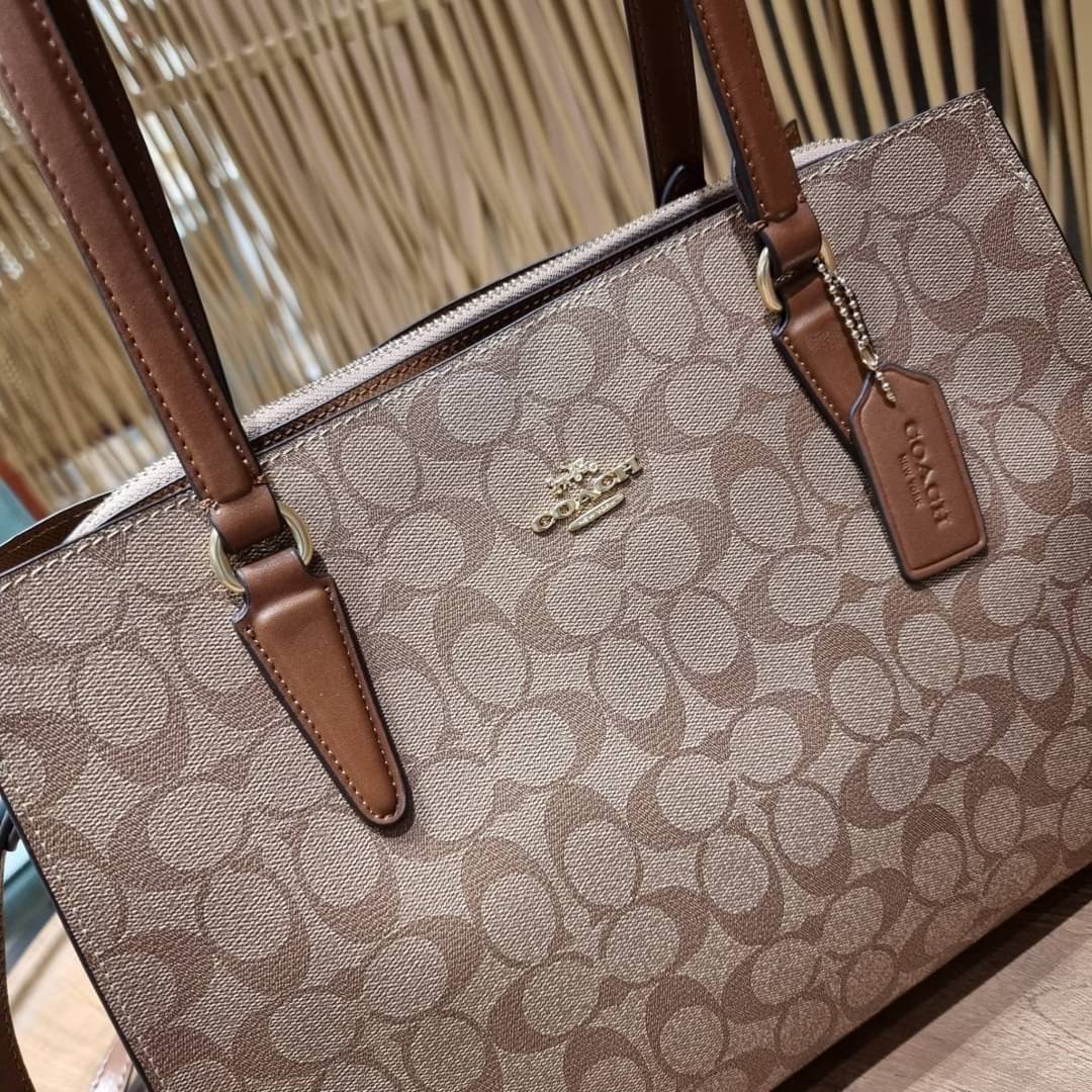 COACH C4075 TATUM CARRYALL IN SIGNATURE CANVAS คอลเลคชั่นใหม่ล่าสุด จัดมาให้ได้สวยก่อนใคร สวยหรูทุกสี!! ลุคผู้ดีต้องมาอีกหนึ่ง กระเป๋าสะพายทรงสวย ที่มาพร้อมสายสะพายไหล่ในตัว และสายครอสบอดี้สำหรับสะพายข้าง วัสดุหนัง crossgrain สวยคมมากๆ ตัวกระเป๋าถูกแบ่งเป