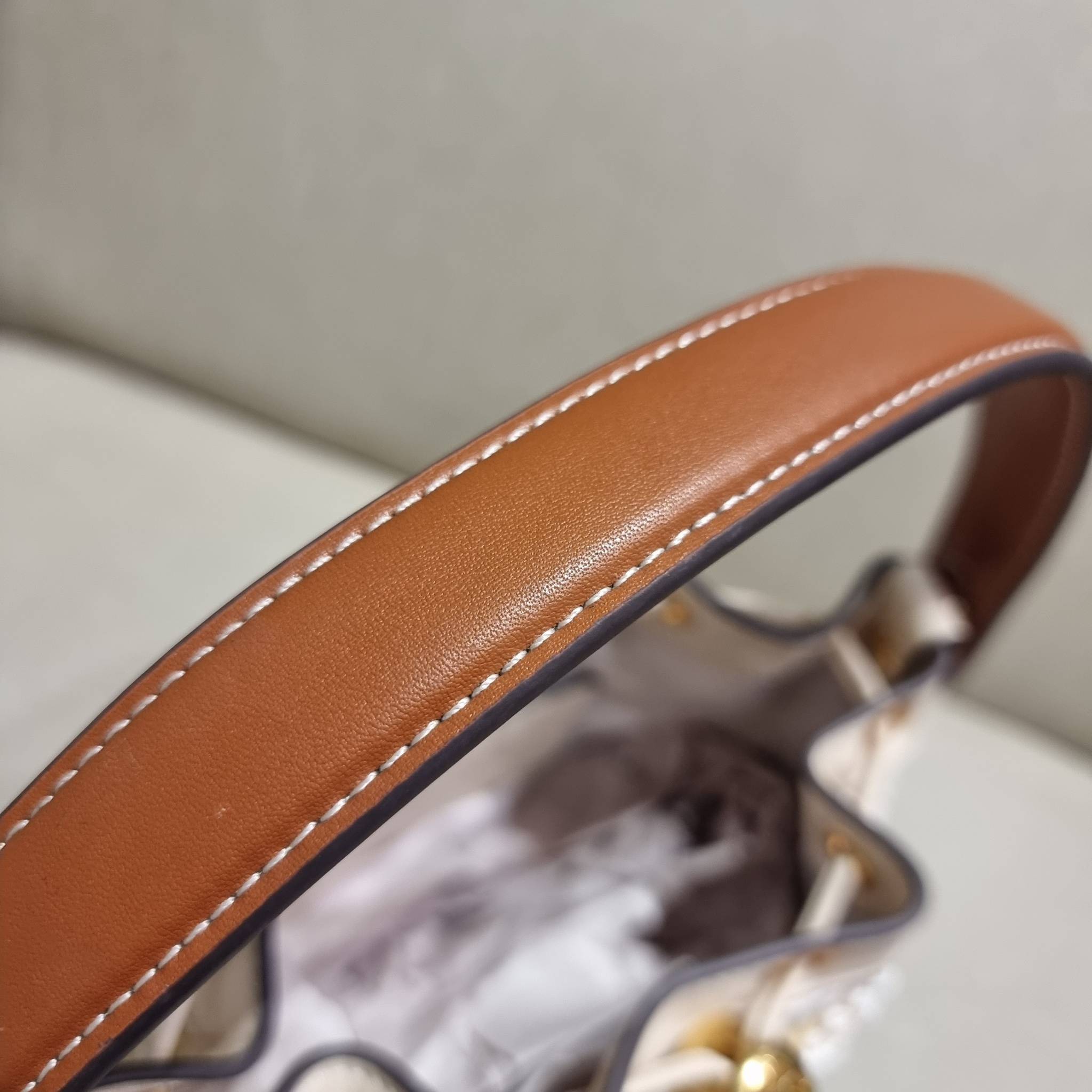 TORY BURCH T MONOGRAM STRAW BUCKET BAG ใหม่ก่อนใคร พร้อมเสิร์ฟความสวยให้ถึงบ้านแล้วน้า กระเป๋าบัคเก็ตทรงยอดนิยม ดีไซน์ใหม่ล่าสุด ยูนีคไม่เหมือนใคร ลายสานเต็มใบ พร้อมปักโลโก้เอกลักษณ์ โดดเด่น งานฝีมือมากๆ สลับส่วนของหนังที่ขอบและก้นกระเป๋า ภายในเป็นช่องโล่