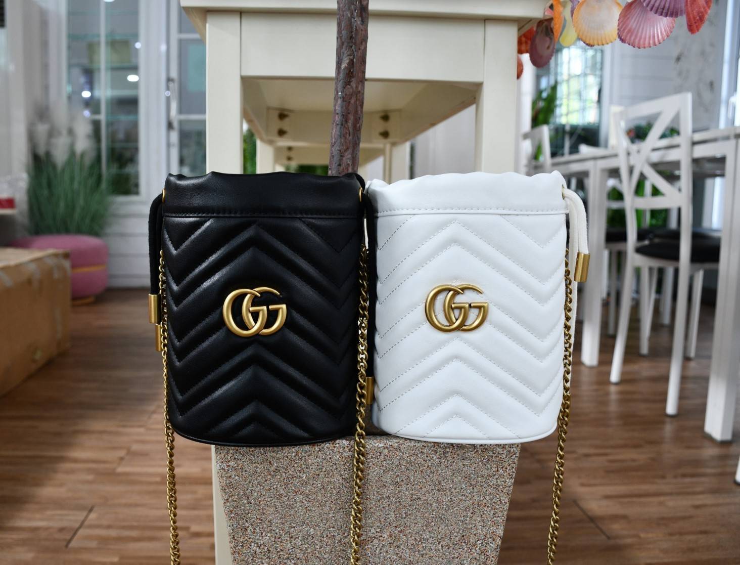 VIP 】Gucci GG Marmont mini bucket bag กระเป๋าสะพายข้าง Premiumgift วัสดุหนังแท้ ด้านในโล่ง มีช่องใส่บัตร3ช่อง ใส่กระเป๋าตังค์ ใส่โทรศัพท์ Iphone+ ได้ สายโซ่ยาว Crossbody ได้ ถอดสายได้ น้ำหนักเบา มาพร้อมถุงผ้าแบรนด์ ใบนี้คือที่สุด คุณหนูมากมาย ไม่ควรพลาดเล