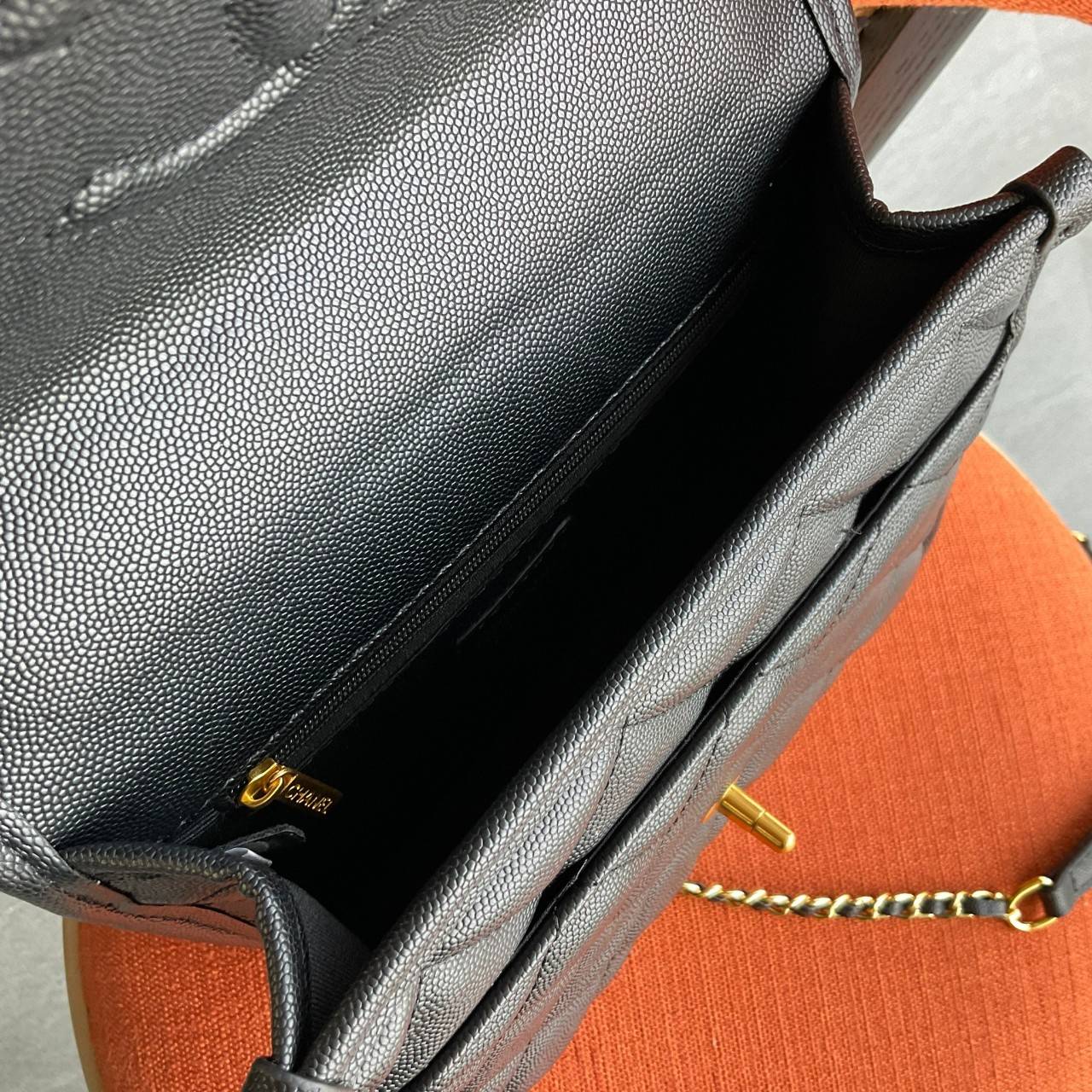 Chanel Handle Flap bag / Chanel Caviar Quilted Sweet handle Flap bag กระเป๋าทรงสะพายข้าง ที่กำลังมาแรงมาในตอนนี้ ตัวกระเป๋าเป็นหนังลายคาเวียร์สวยหรูมาก