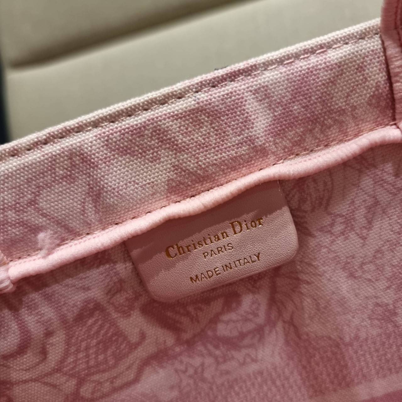 VIP 】HOT ARRIVAL!! DIOR CD SHOPPING BAG WITH GWP กระเป๋าทรงช้อปปิ้งใบใหญ่ จุใจ!! พรีเมี่ยมกิ๊ฟรุ่นดับเบิ้ลฮอต ดีไซน์คลาสสิควินเทจ สวยหรู วัสดุผ้าแคนวาสลายกราฟฟิค ภายในโล่งกว้างมากๆ ใส่ของจุสุดๆ โน้ตบุ้ค ไอแพด กระเป๋าสตางค์ มือถือ หรือเสื้อผ้ายังได้ สะพายค